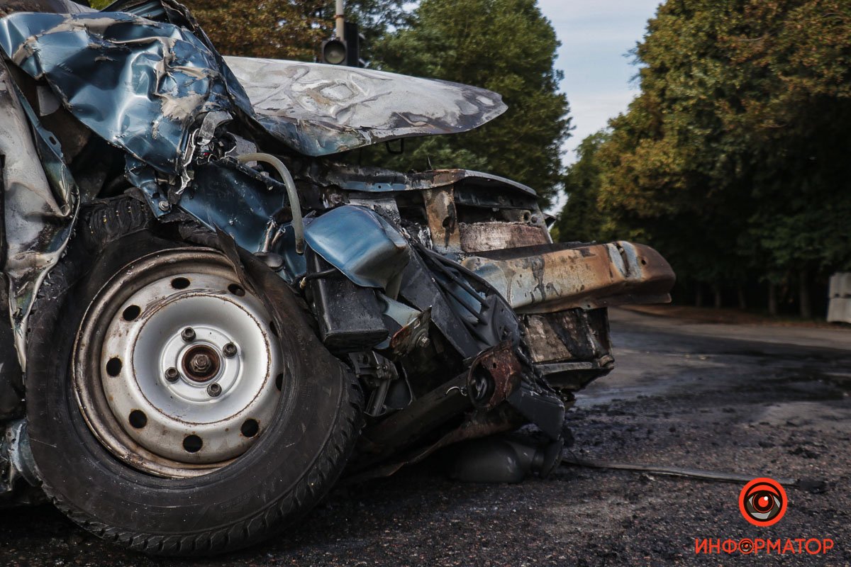 Після цього Dacia врізався у перший автомобіль, їх розвернуло Після цього Dacia врізався у перший автомобіль, їх розвернуло