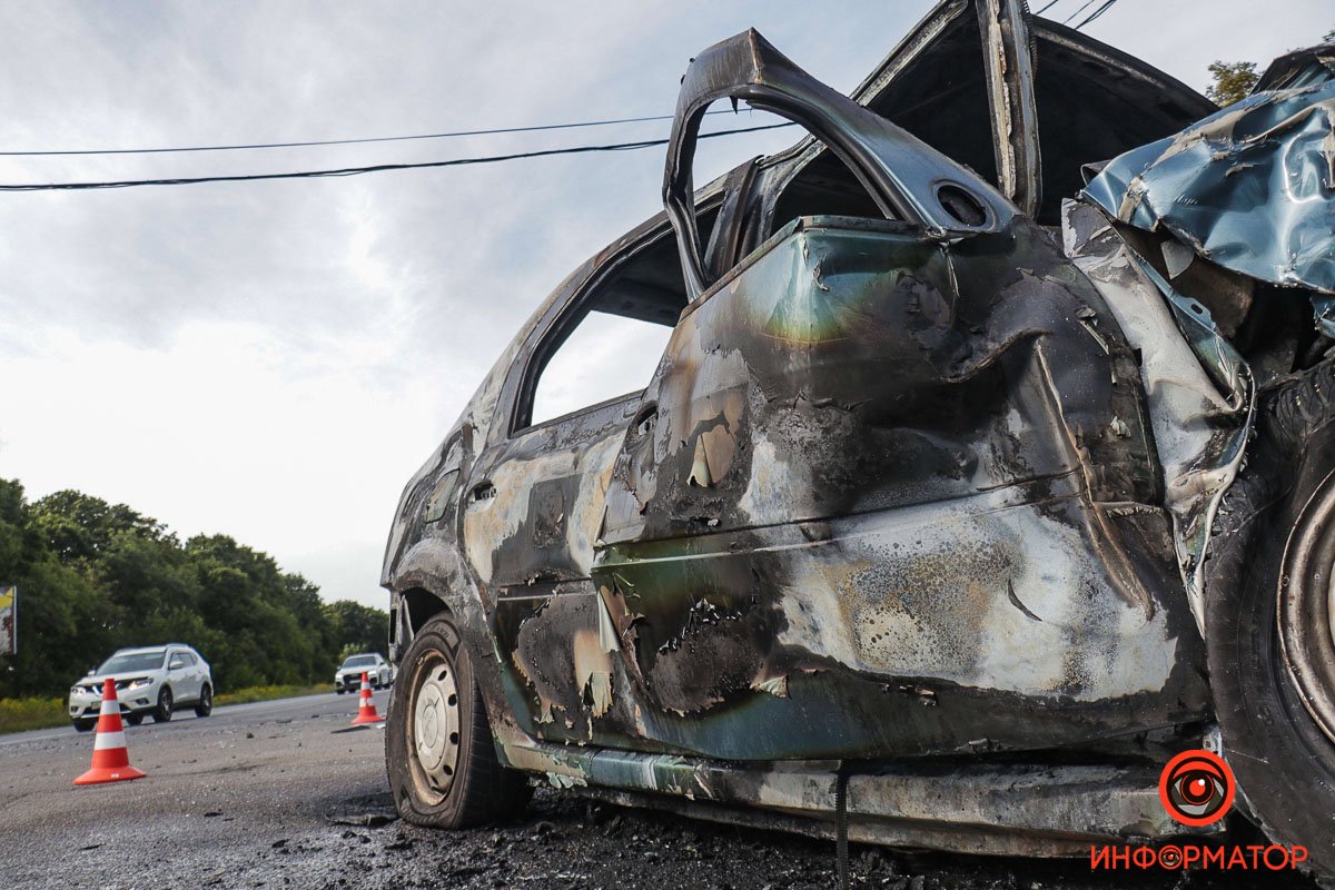 Dacia опинився на зустрічній смузі і почав горіти Dacia опинився на зустрічній смузі і почав горіти