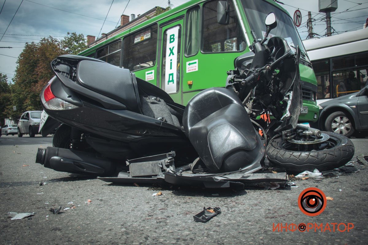 Скутериста забрала швидка