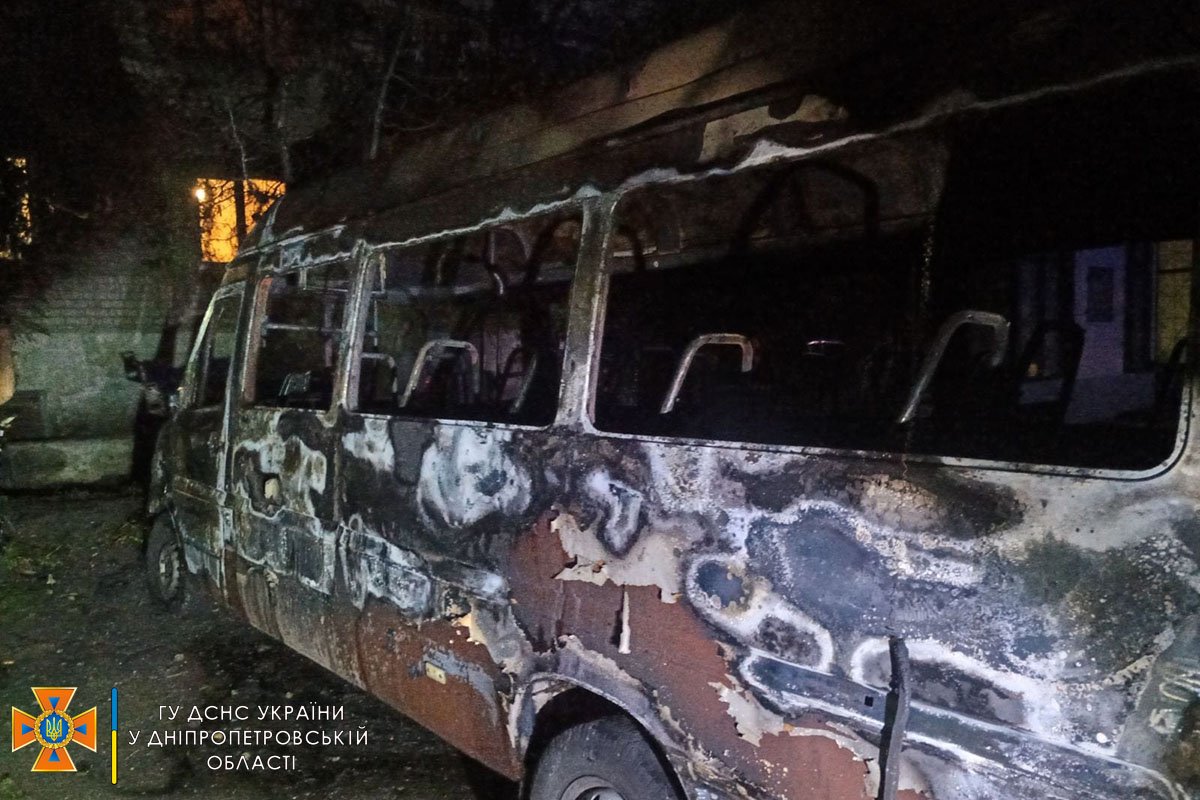 У Дніпрі на Осінній горів мікроавтобус Mercedes 2