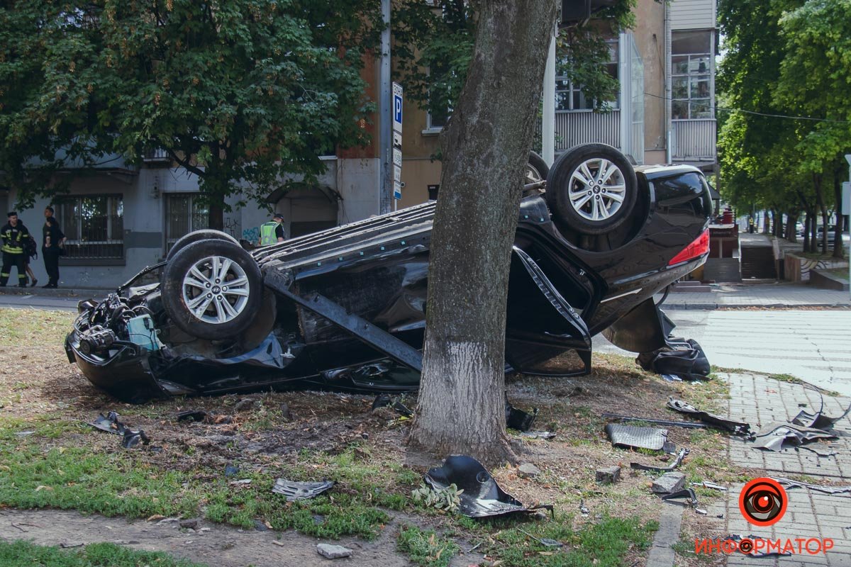 На Святослава Хороброго перевернувся Hyundai На Святослава Хороброго перевернувся Hyundai