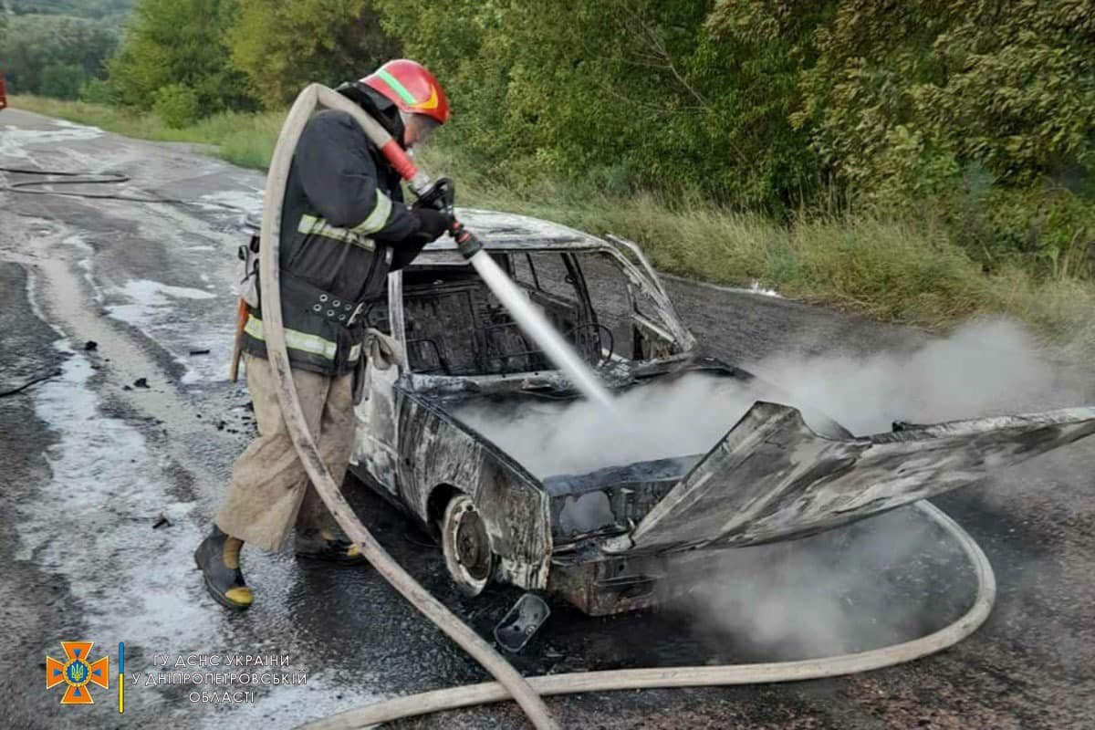 На щастя, водій та пасажирка не постраждали, вони встигли покинути машину На щастя, водій та пасажирка не постраждали, вони встигли покинути машину