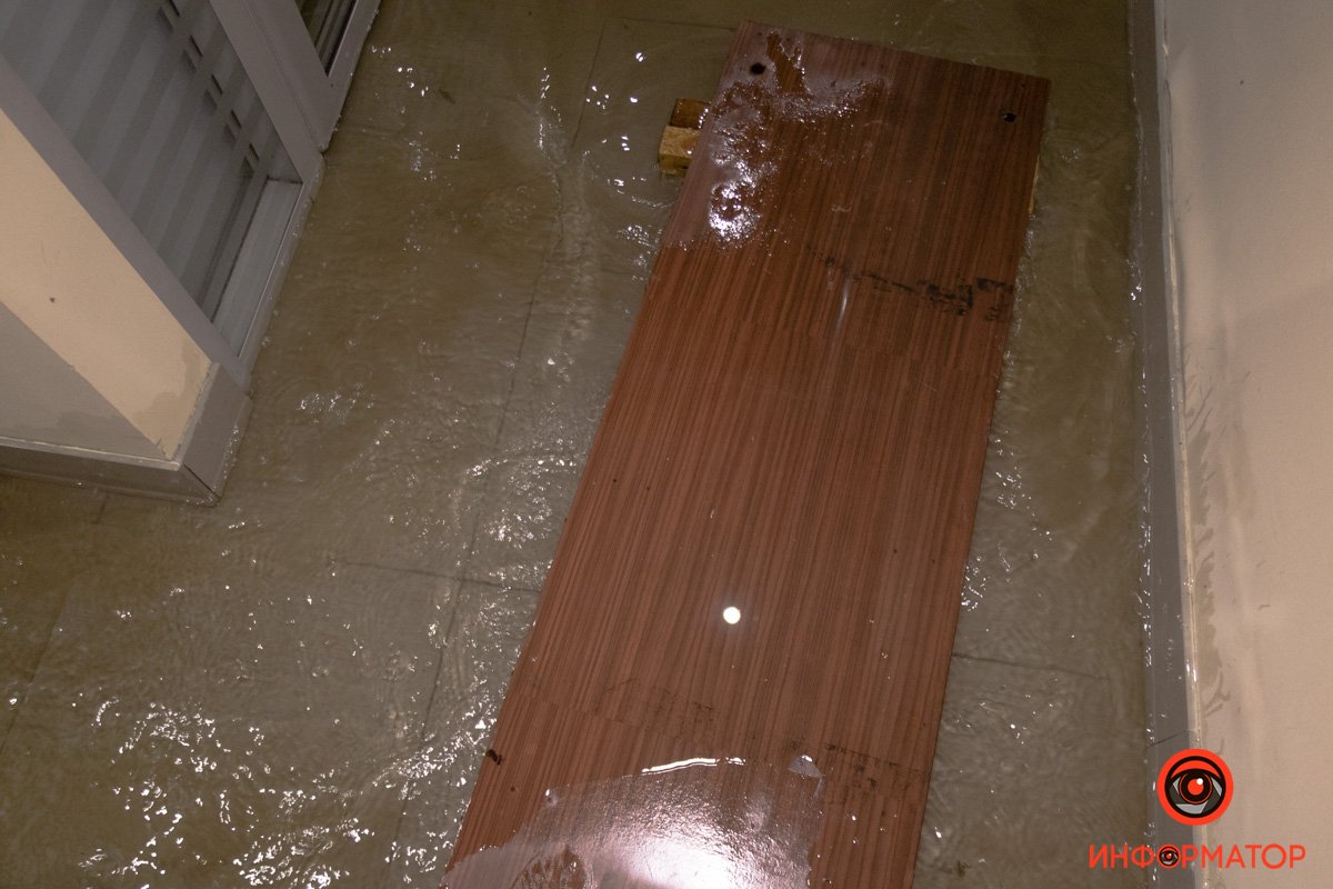 Власник приміщення Микола вважає, що проблема у центральній магістралі, яку прориває на вулиці Шевченка