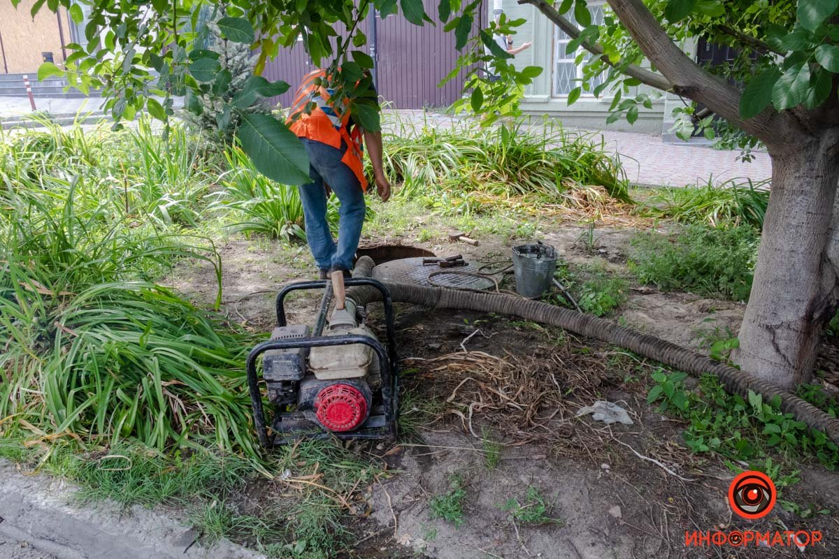 Комунальники відкачали воду