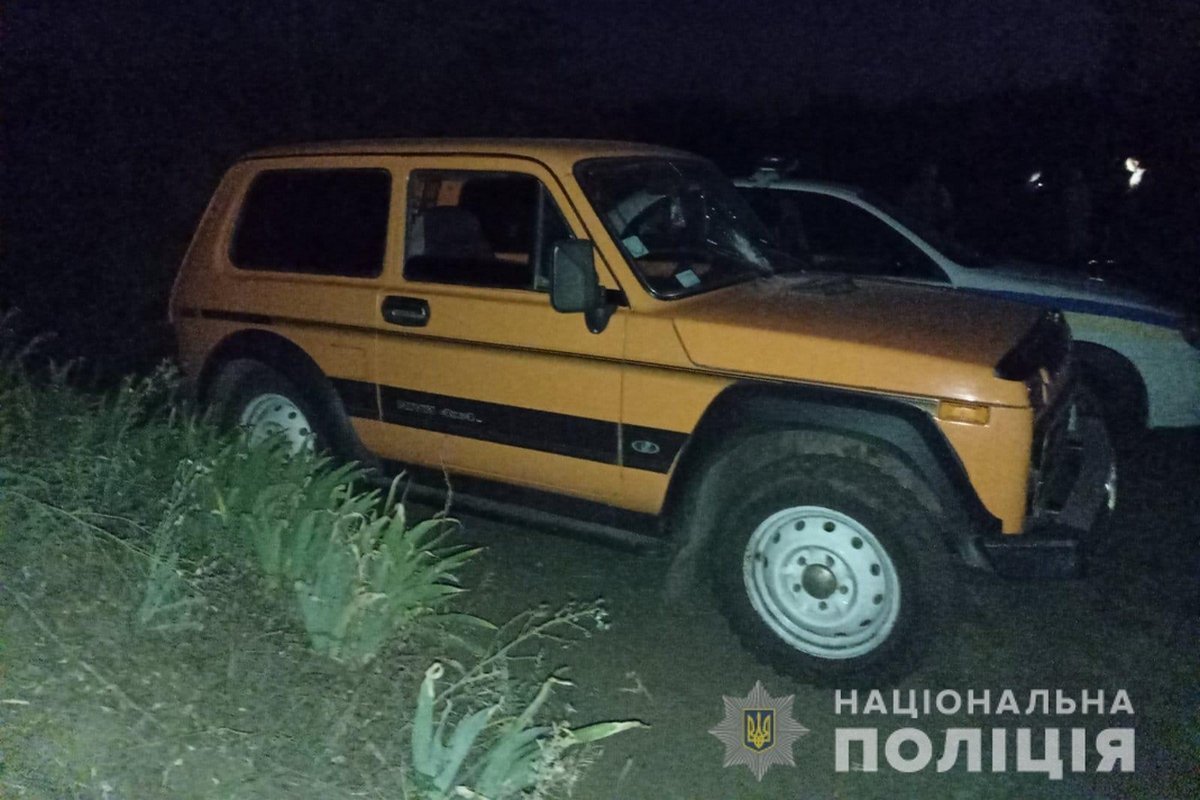 У Марганці 66-річний чоловік вистрелив з обрізу по лобовому склу машини Нива