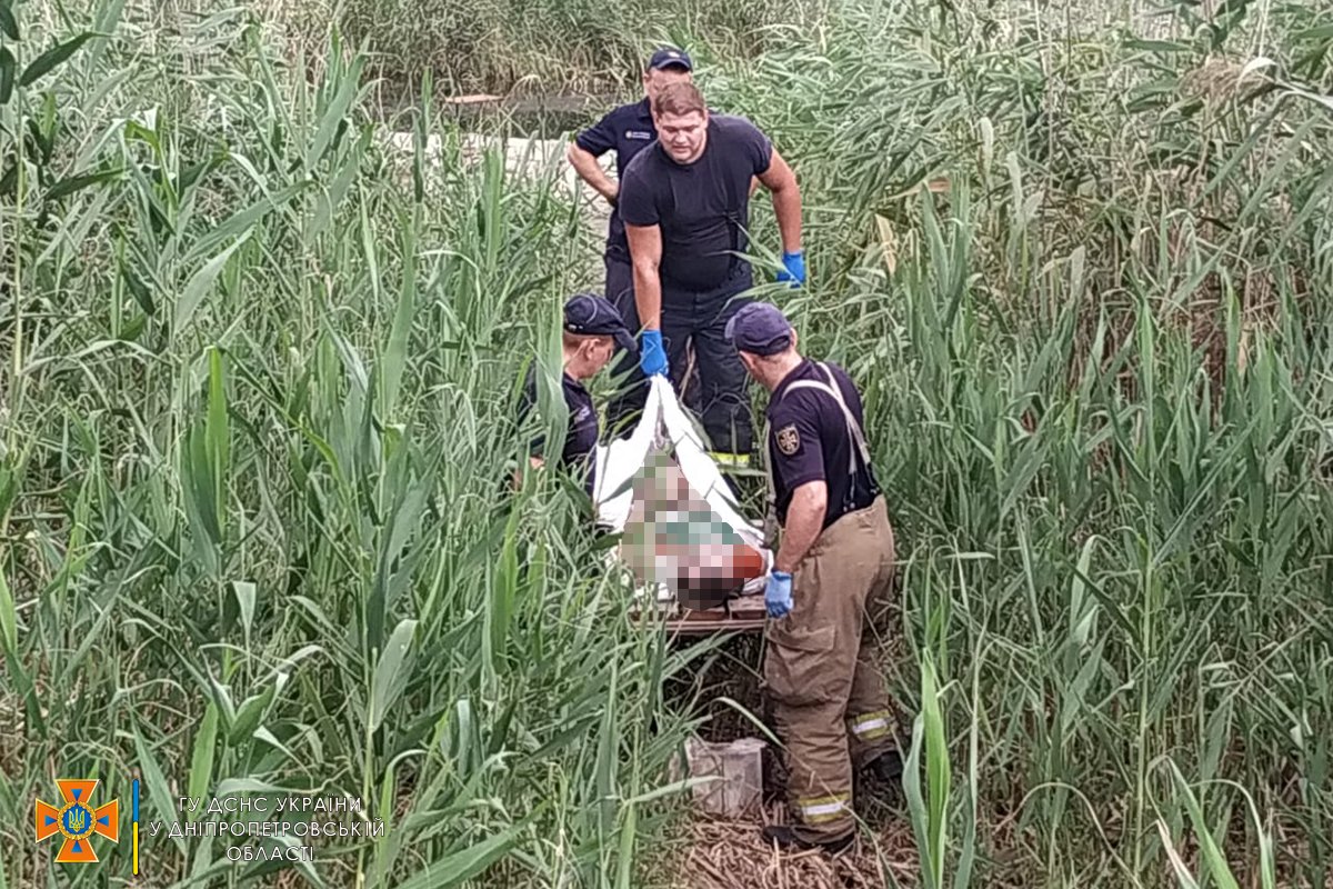 У селищі міського типу Петропавлівка надзвичайники дістали з річки тіло чоловіка