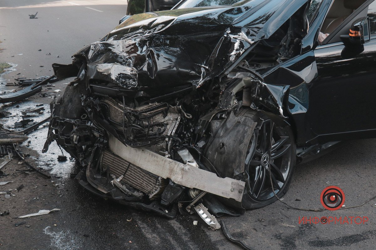 Тут зіштовхнулись Mercedes та Nissan Тут зіштовхнулись Mercedes та Nissan