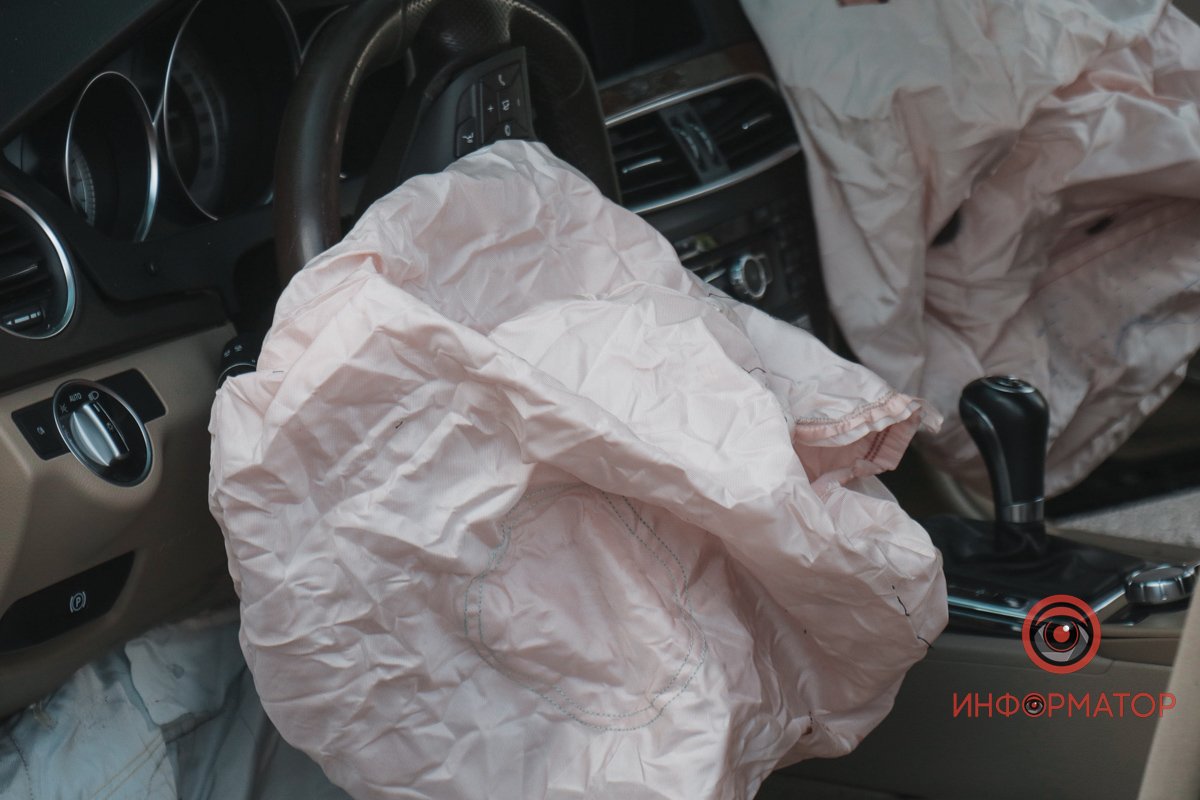 За попередньою інформацією, Mercedes їхав вниз по Січових Стрільців (по головній), а Nissan - по Подолинського За попередньою інформацією, Mercedes їхав вниз по Січових Стрільців (по головній), а Nissan - по Подолинського