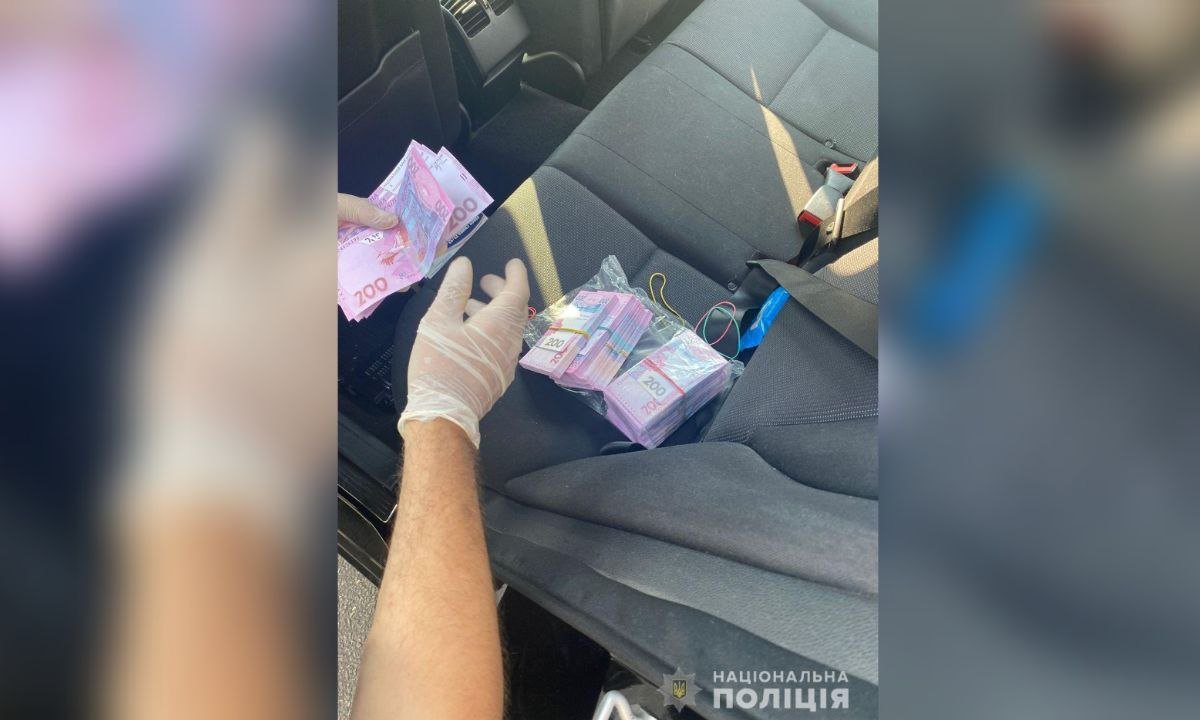 11 серпня правоохоронці затримали експерта дослідного інституту, коли той отримував хабар 11 серпня правоохоронці затримали експерта дослідного інституту, коли той отримував хабар