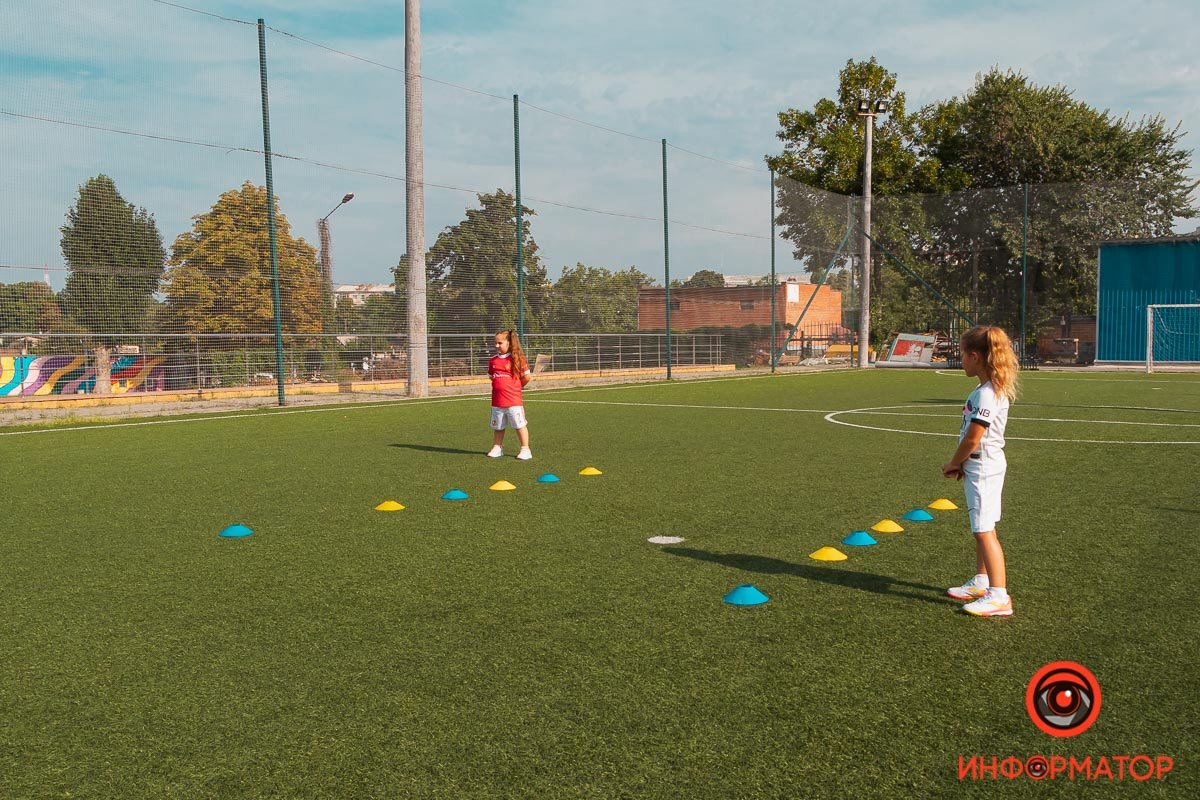 Беруть участь у змаганнях, вболівають за улюблену команду та забивають яскраві голи