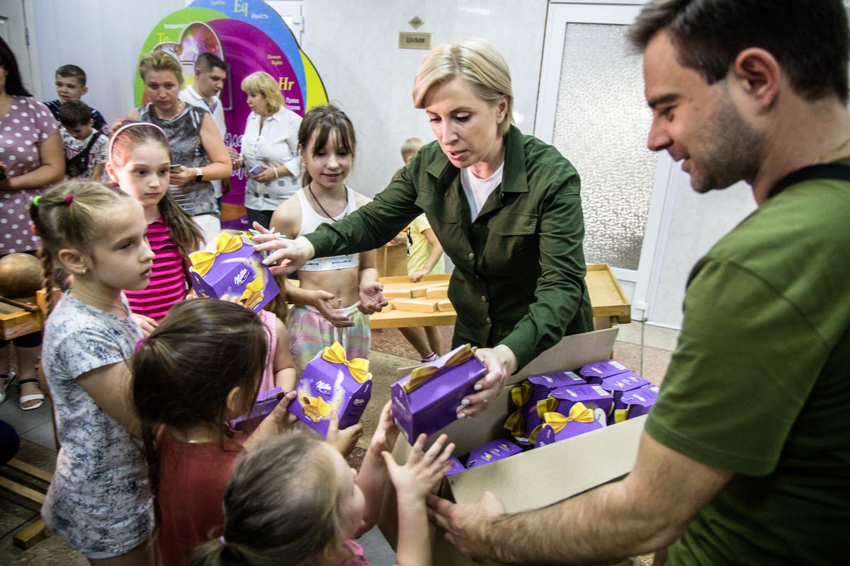Вона зустрілася з багатодітними родинами-переселенцями та передала подарунки від міжнародних партнерів Вона зустрілася з багатодітними родинами-переселенцями та передала подарунки від міжнародних партнерів