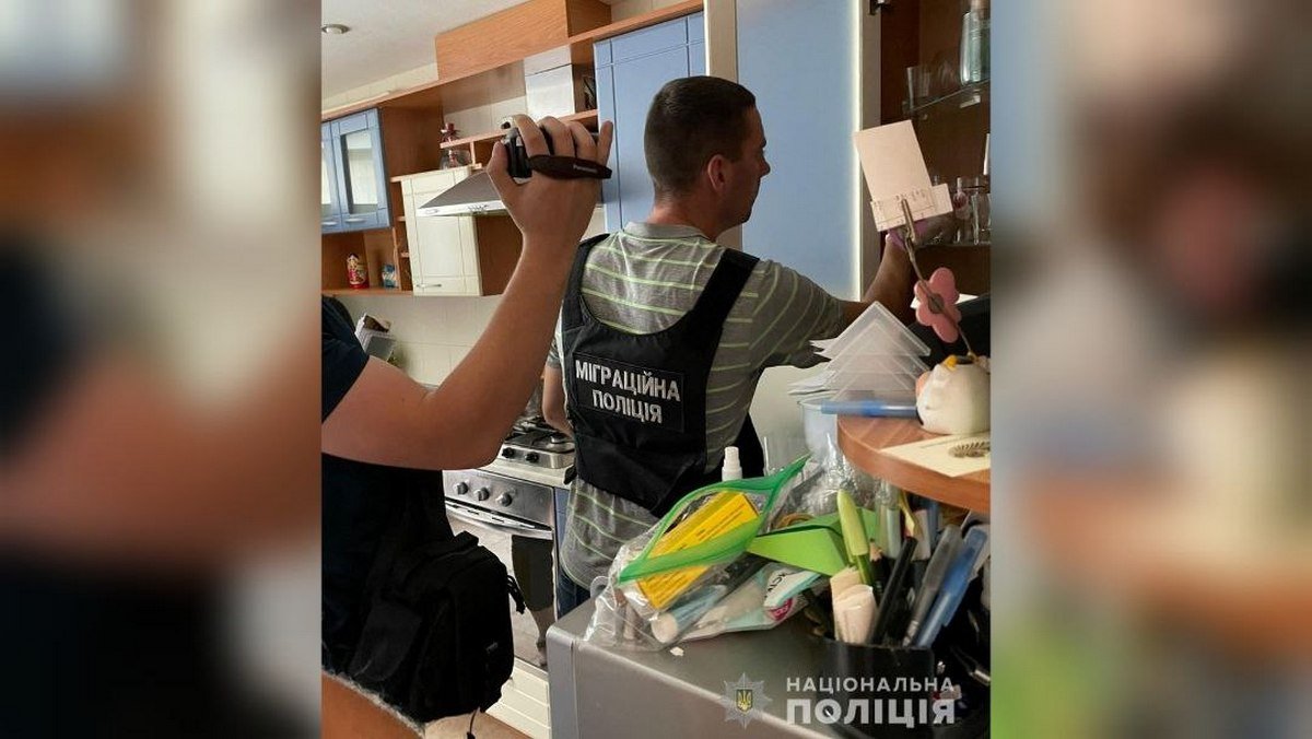 Чоловік пропонував купити документи за 3 тисячі доларів Чоловік пропонував купити документи за 3 тисячі доларів