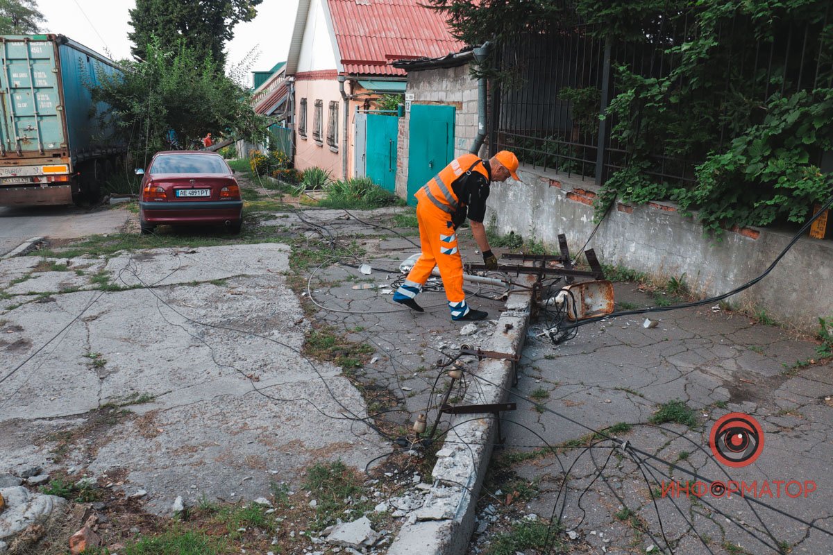 Водій фури зніс три стовпи