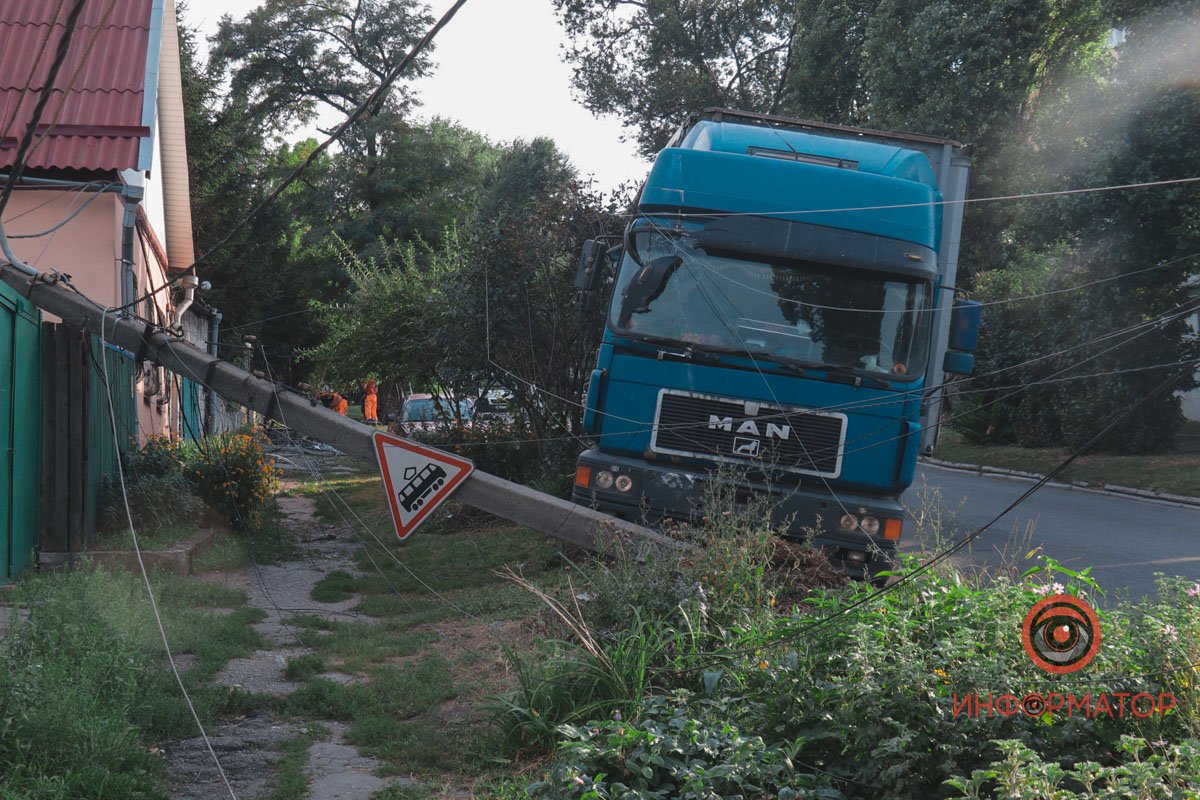 У нього відмовили гальма, через що він зніс 3 стовпи
