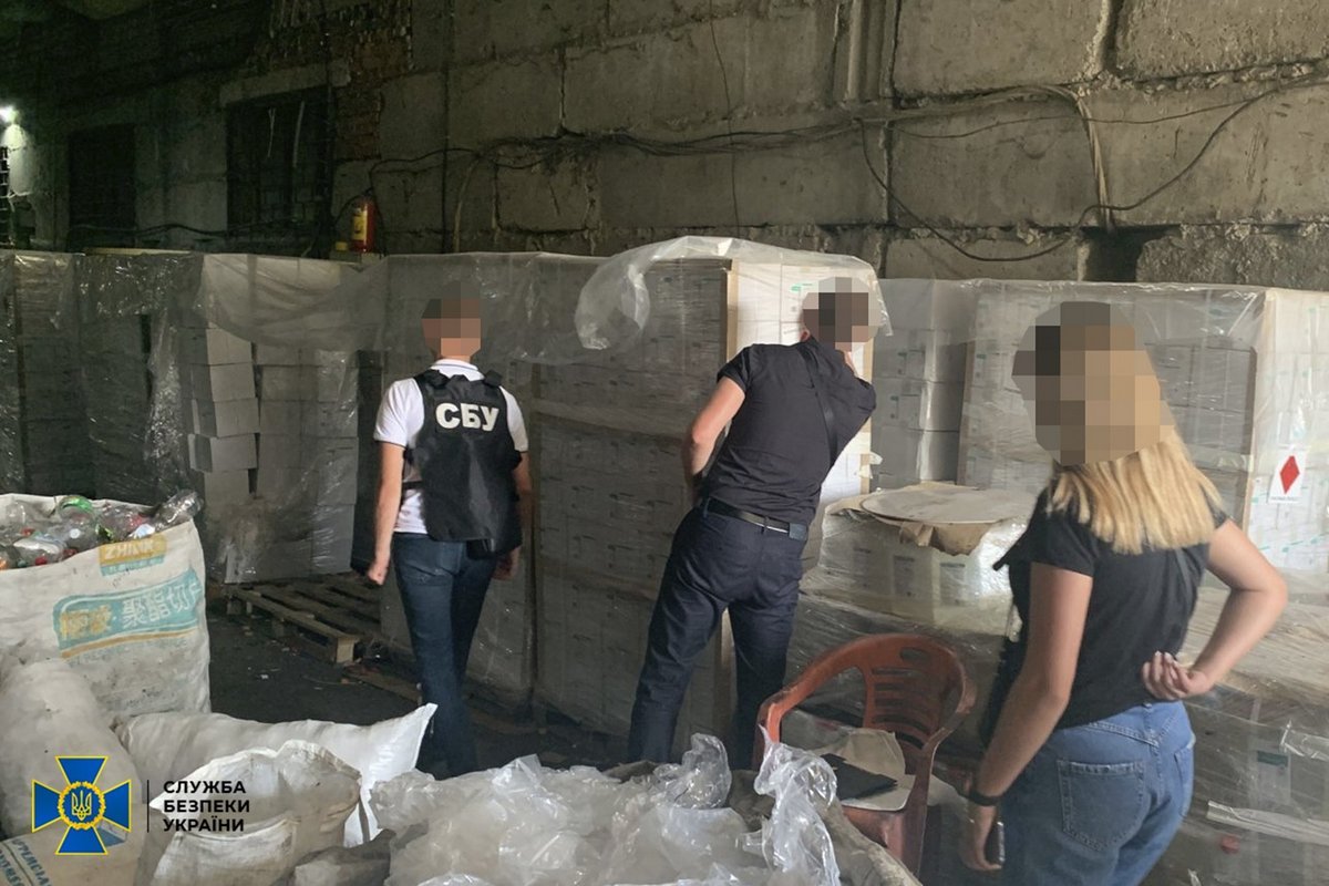 Гуманітарну допомогу зберігали на складах