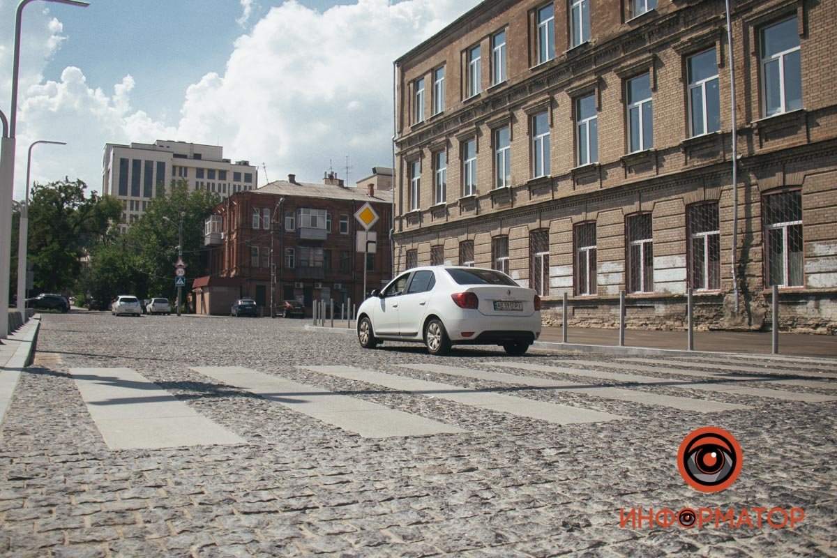 Їздить транспорт