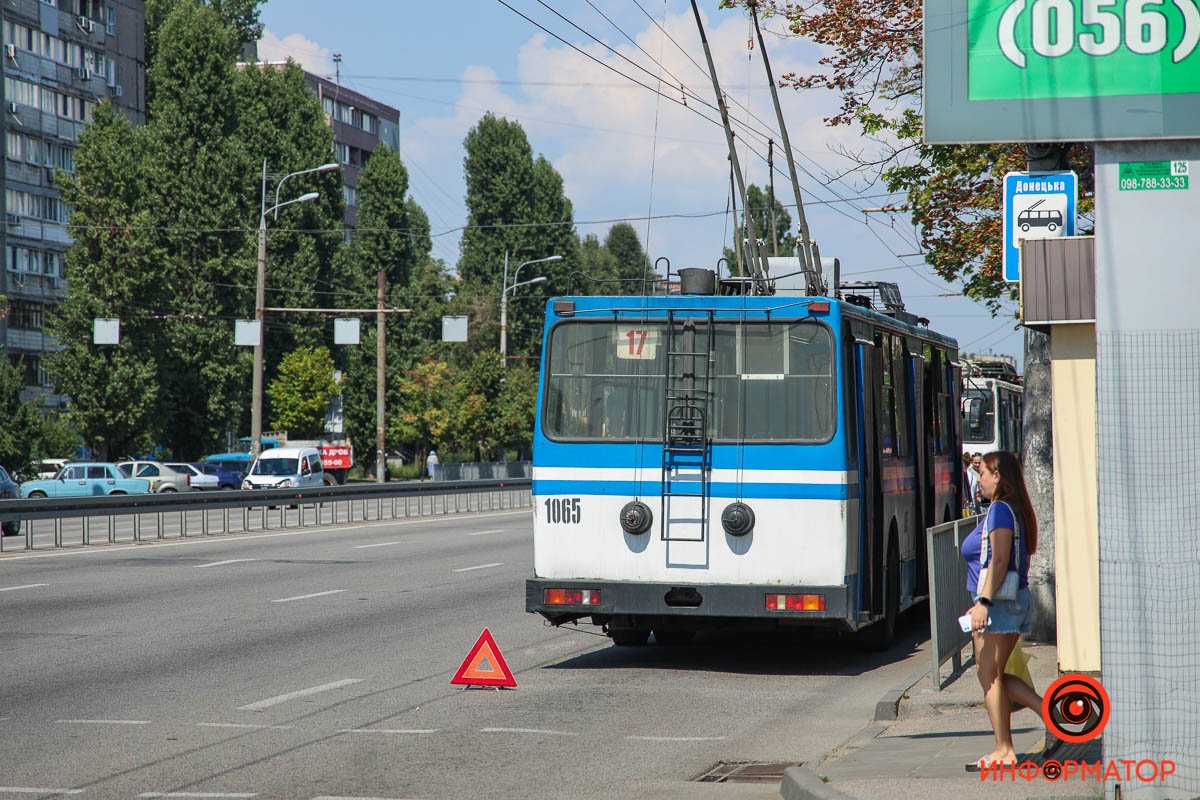 На момент приїзду тролейбус вже відтягнули На момент приїзду тролейбус вже відтягнули