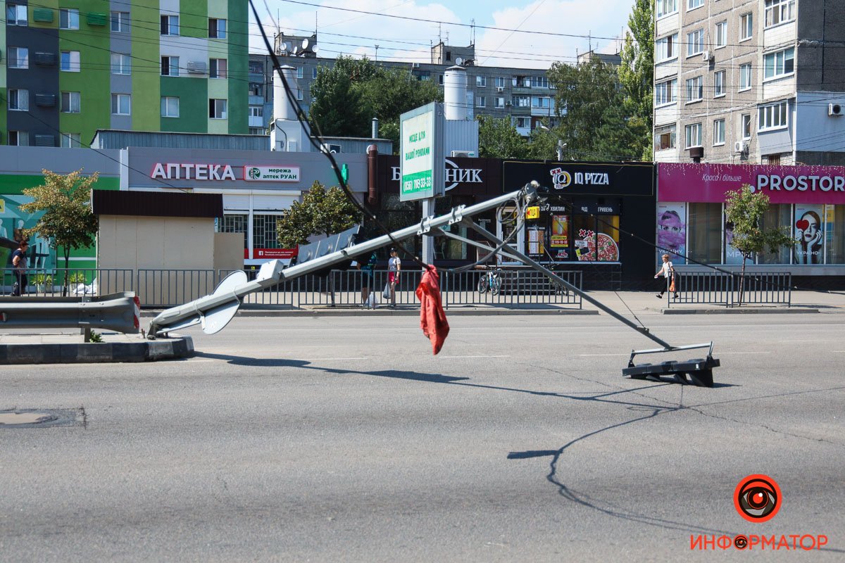 Світлофор загородив 2 полоси Світлофор загородив 2 полоси