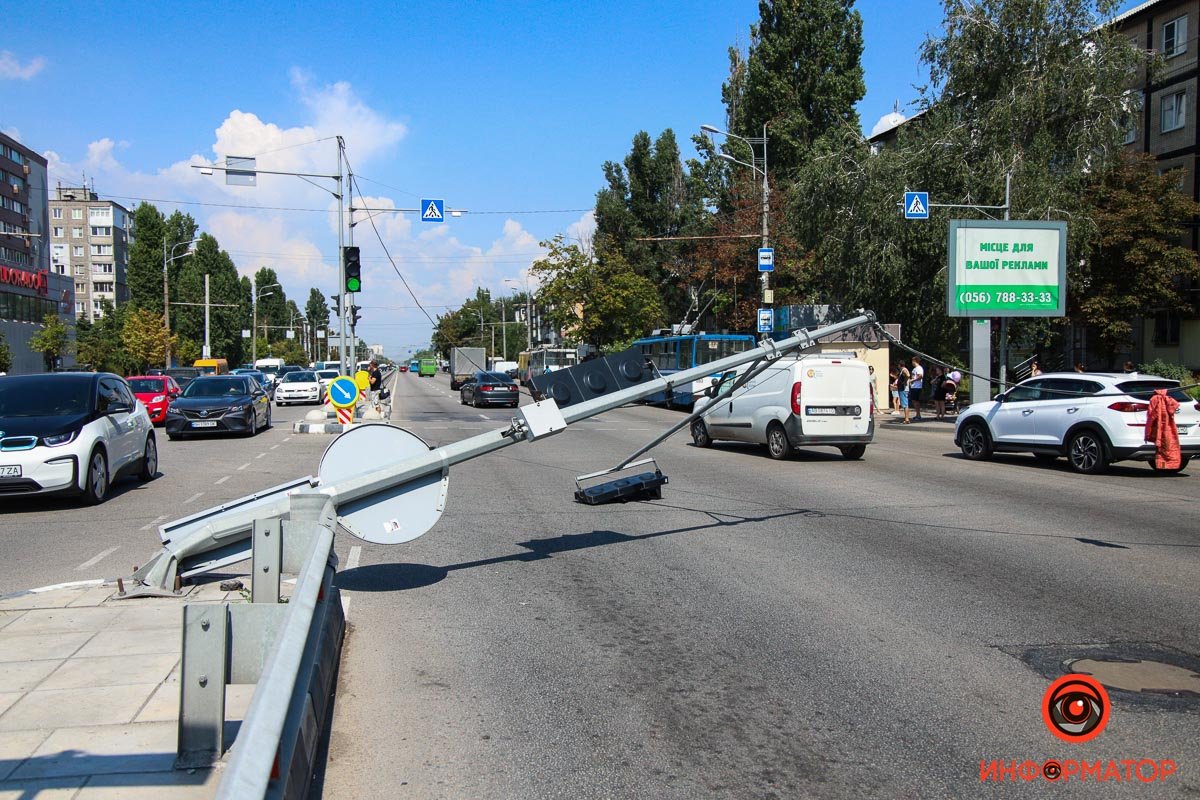Авто їдуть під дротами Авто їдуть під дротами