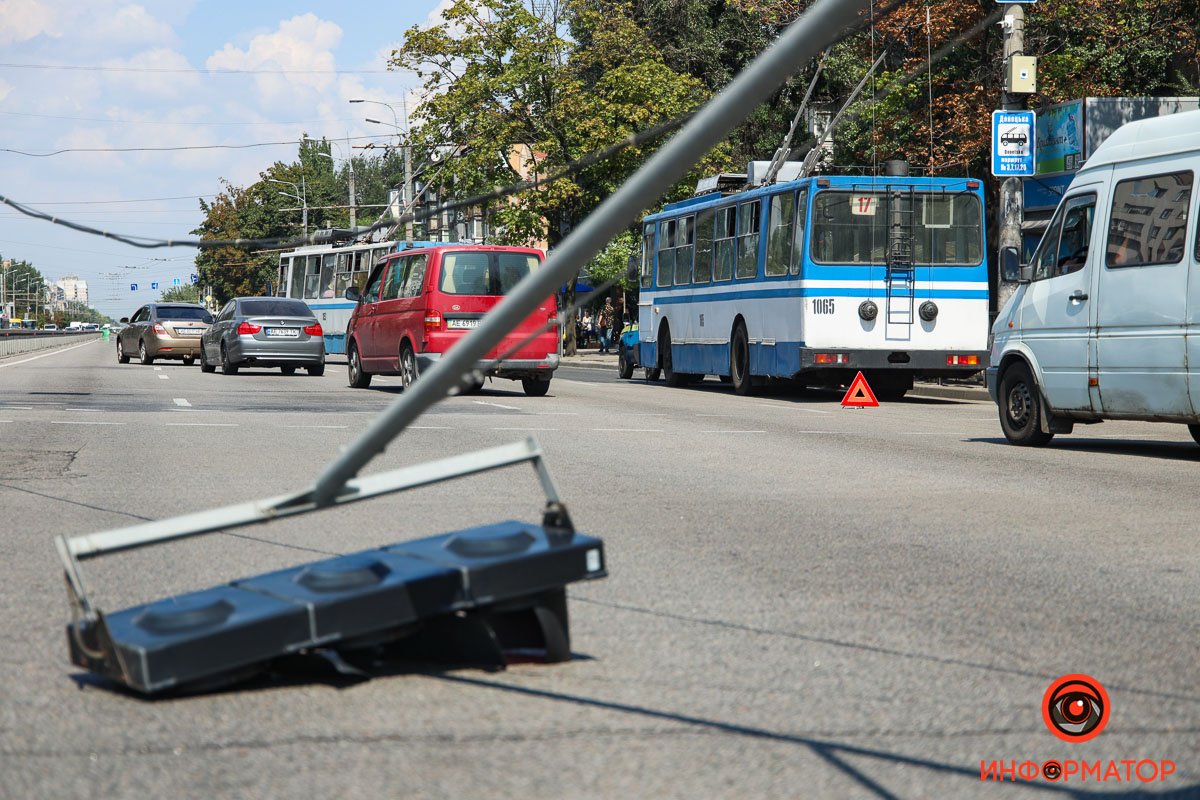 Один світлофор впав на дорогу Один світлофор впав на дорогу