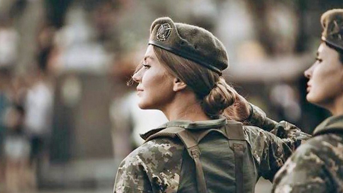 В Україні з 1 жовтня жінок зобов'яжуть стати на військовий облік: перелік професій
