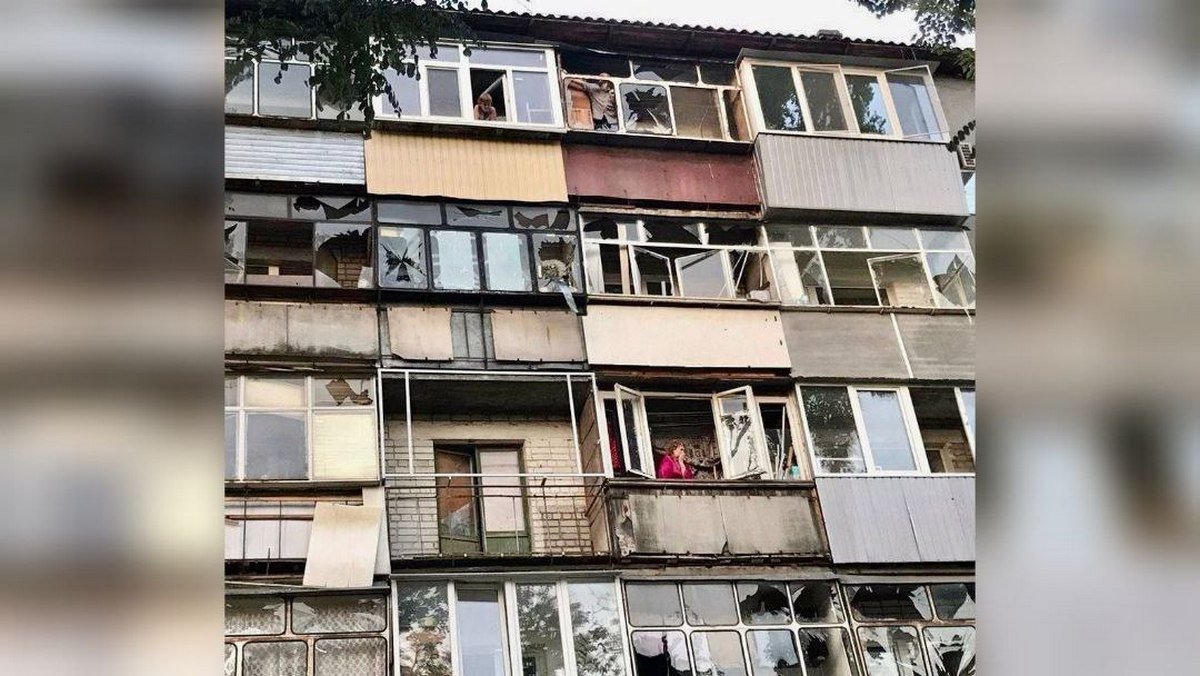 Війська рф направили 10 снарядів на центр Нікополя Війська рф направили 10 снарядів на центр Нікополя