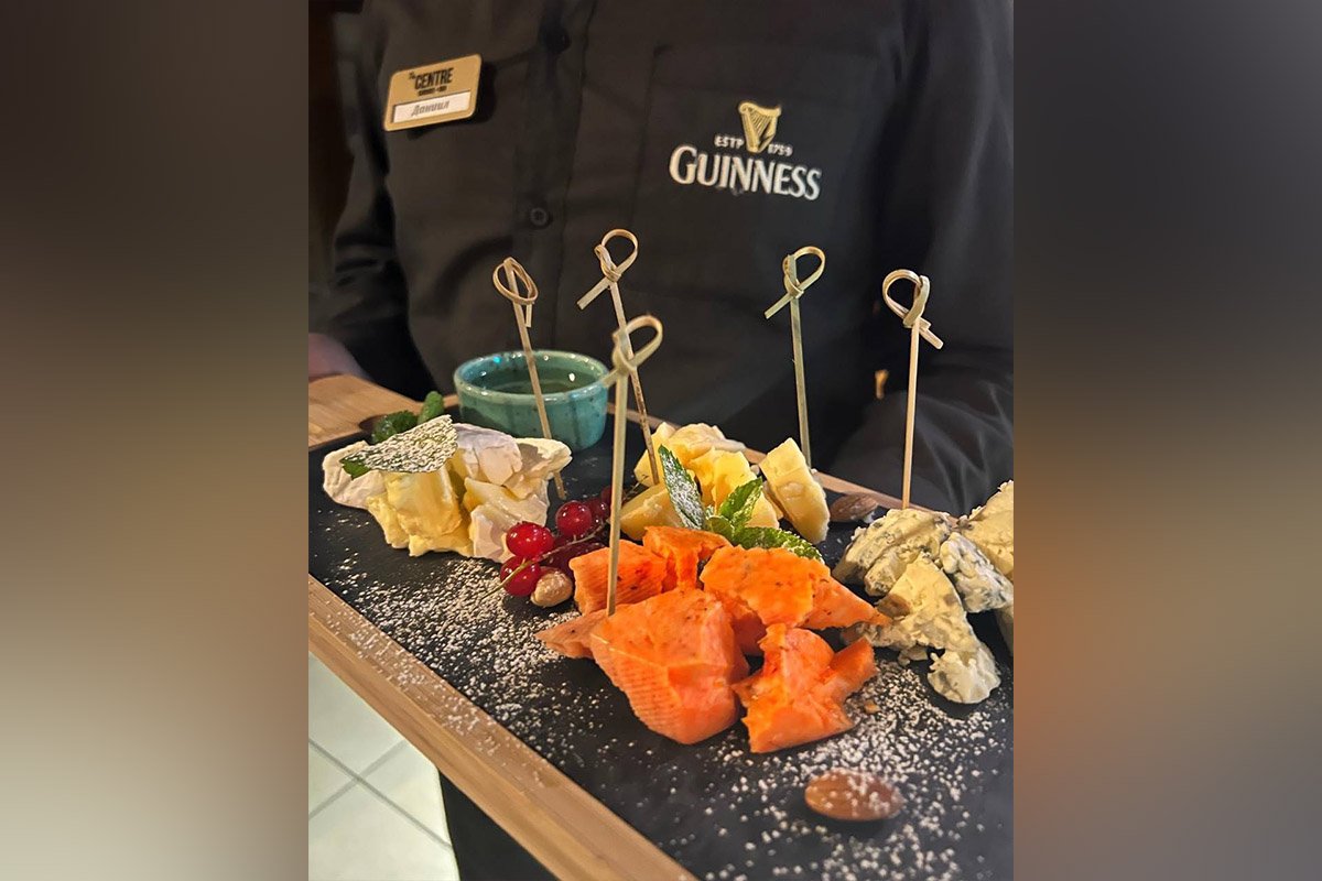 Кожні вихідні ресторан готує тематичні вечори живої музики та влаштовує благодійні концерти