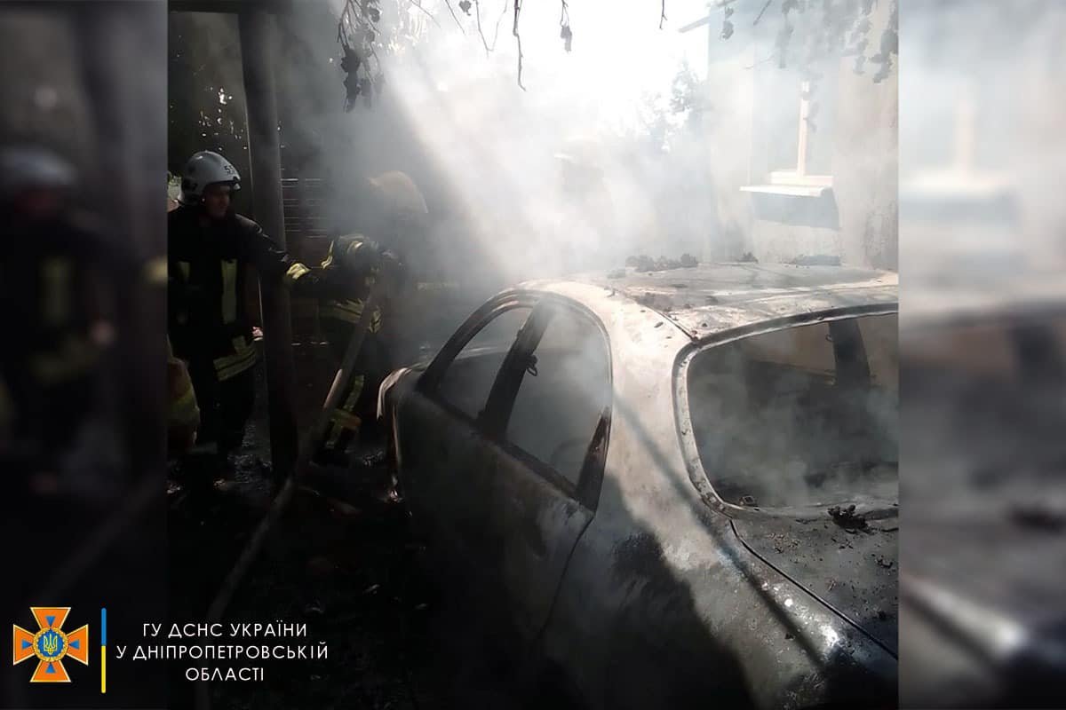 Рятувальники приступили до гасіння легкового автомобіля, що палає легкового автомобіля Рятувальники приступили до гасіння легкового автомобіля, що палає легкового автомобіля