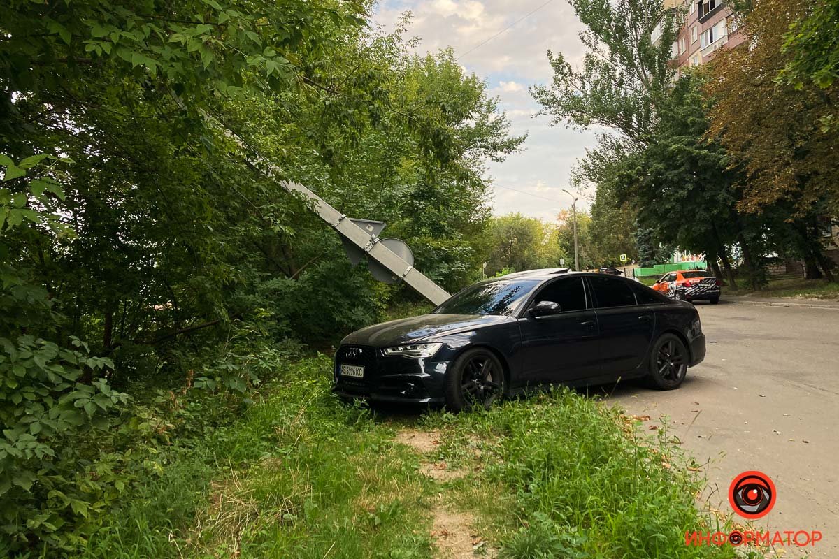 У Дніпрі на Космонавта Комарова Audi знесла стовп 1