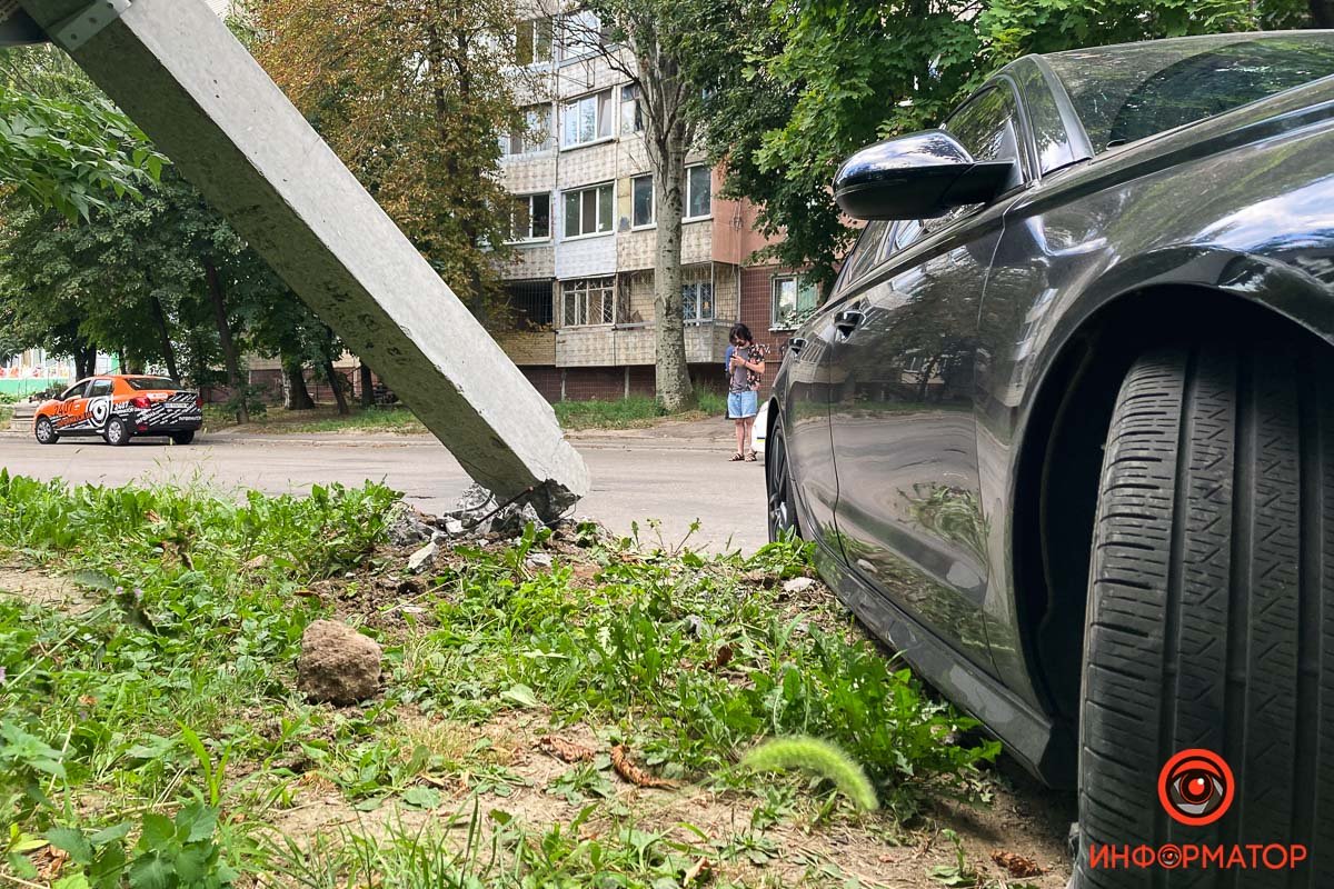 У Дніпрі на Космонавта Комарова Audi знесла стовп 2