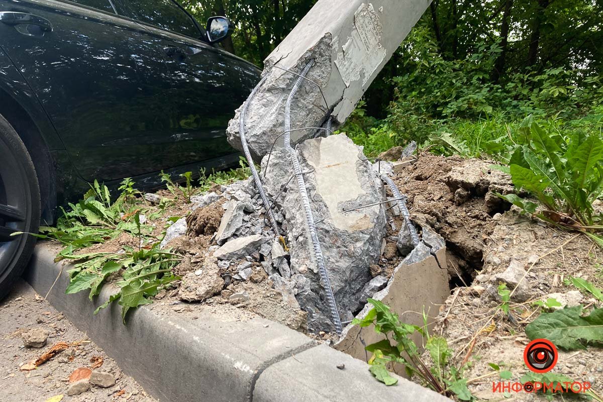 У Дніпрі на Космонавта Комарова Audi знесла стовп 3