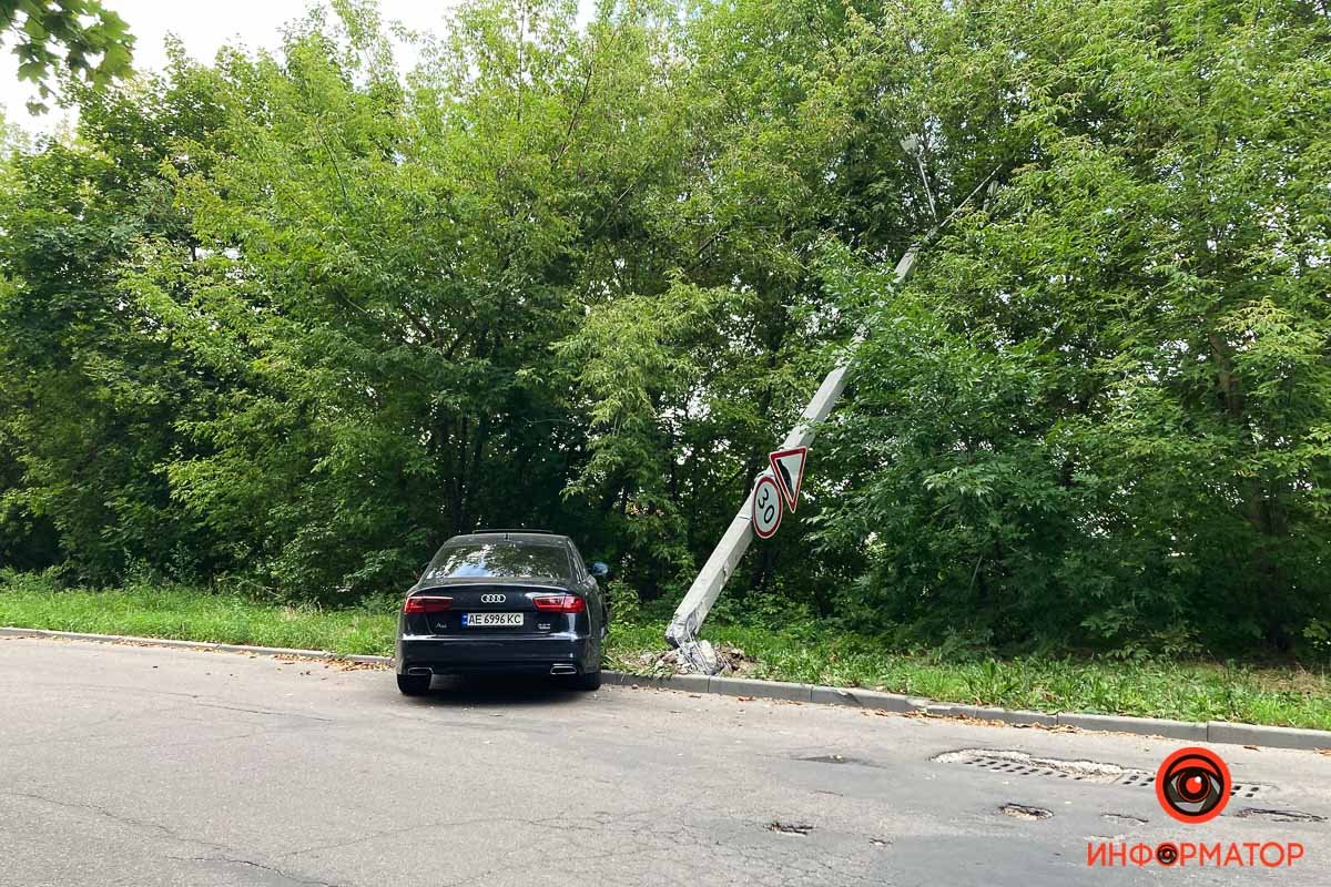 У Дніпрі на Космонавта Комарова Audi знесла стовп 5