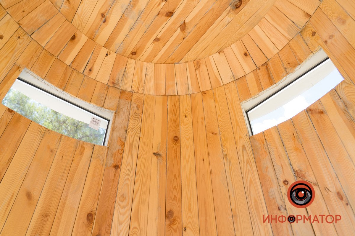 Всередині дерево, яке має створювати затишок. Але головне призначення деревини - утримувати уламки Всередині дерево, яке має створювати затишок. Але головне призначення деревини - утримувати уламки