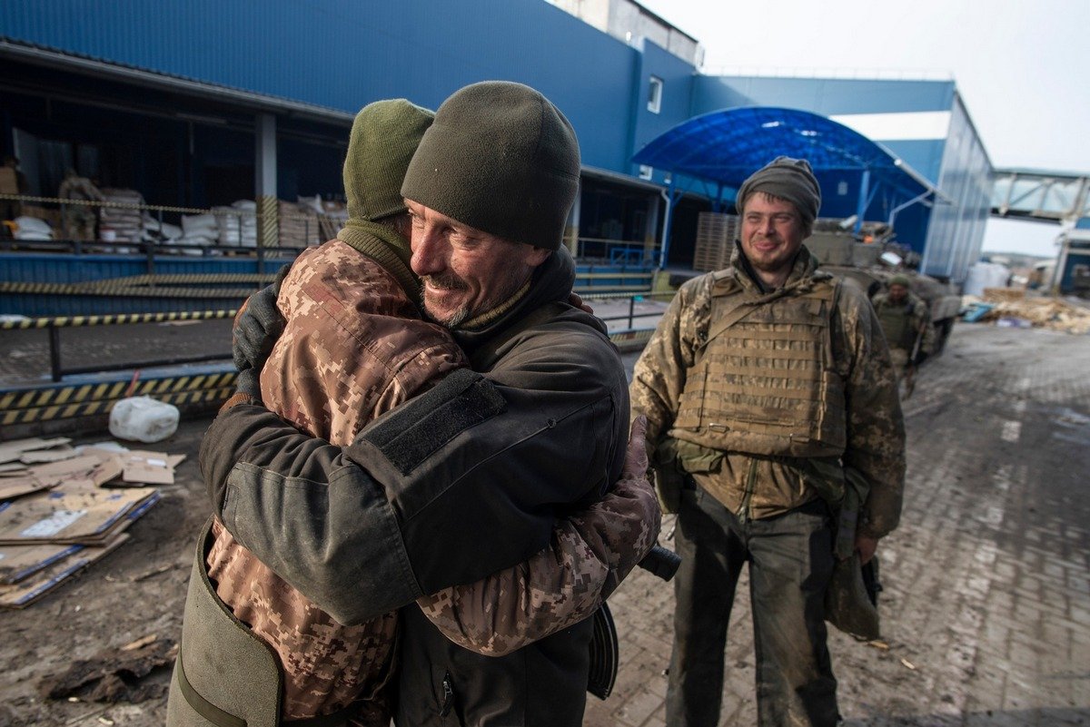 Бійці вітають одне одного у день звільнення Тростянця на Сумщині