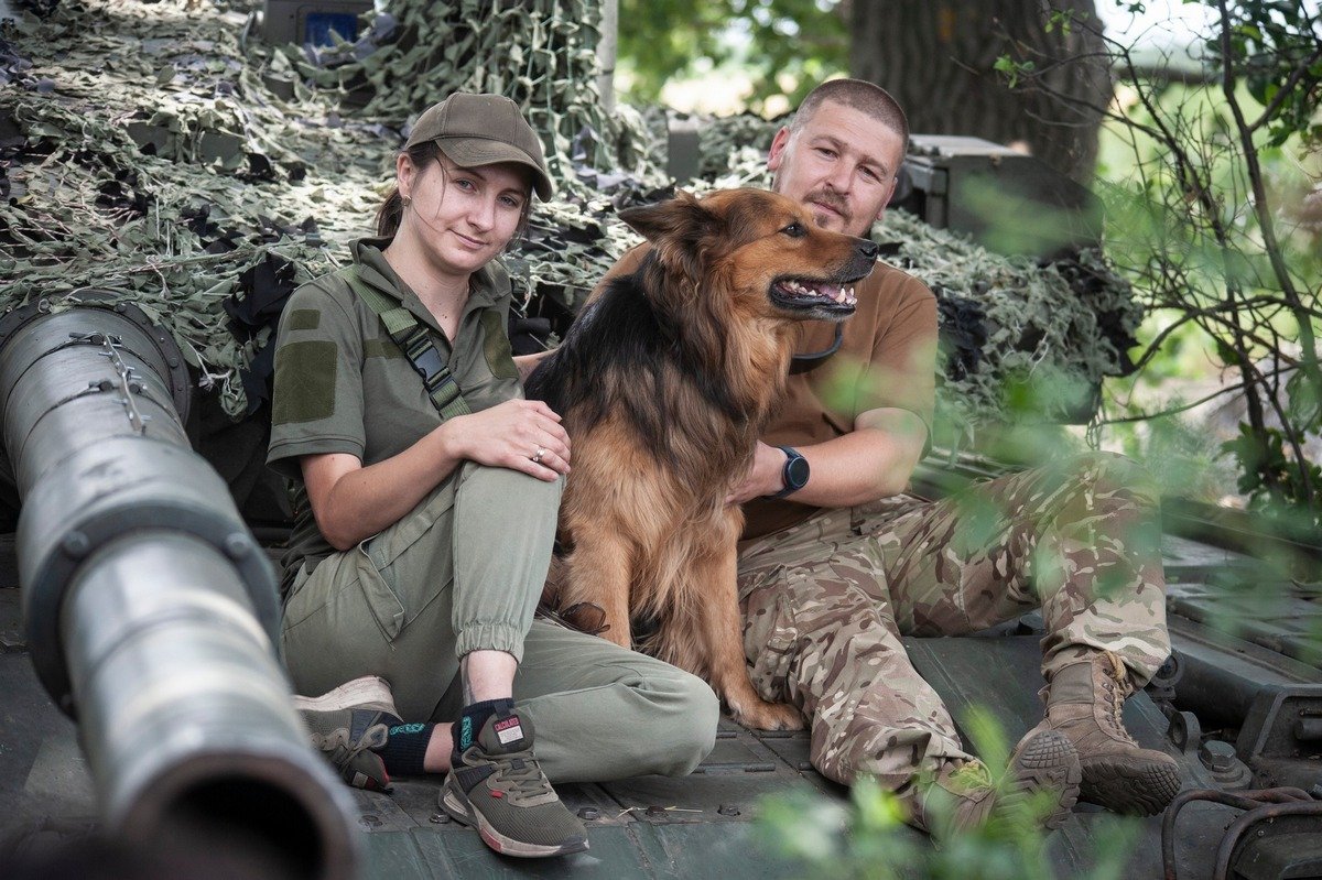 Сімейна пара - Вікторія та Артем із псом Булатом - на російському трофейному танку