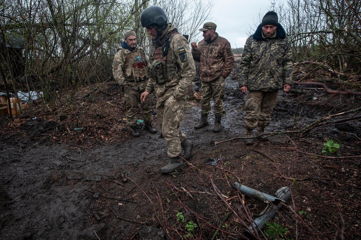 Бійці на позиціях біля звільненої Гусарівки на Харківщині показують результати обстрілів некерованими авіаційними ракетами