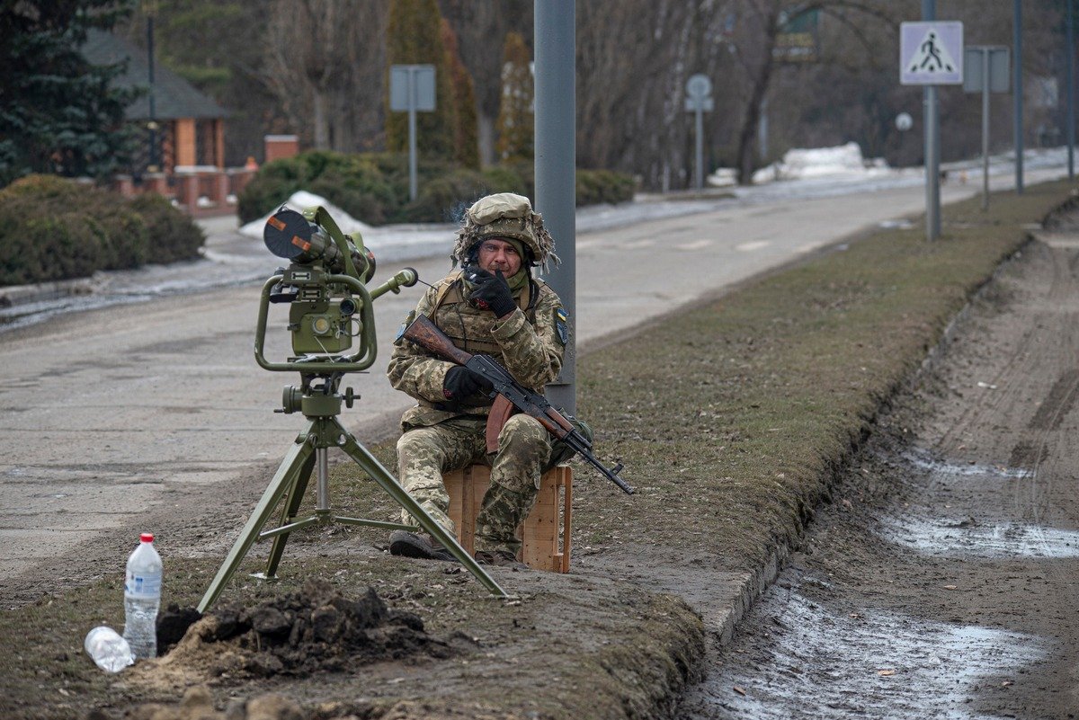 Боєць контролює дорогу в Охтирку, яку напередодні намагалися взяти російські окупаційні війська