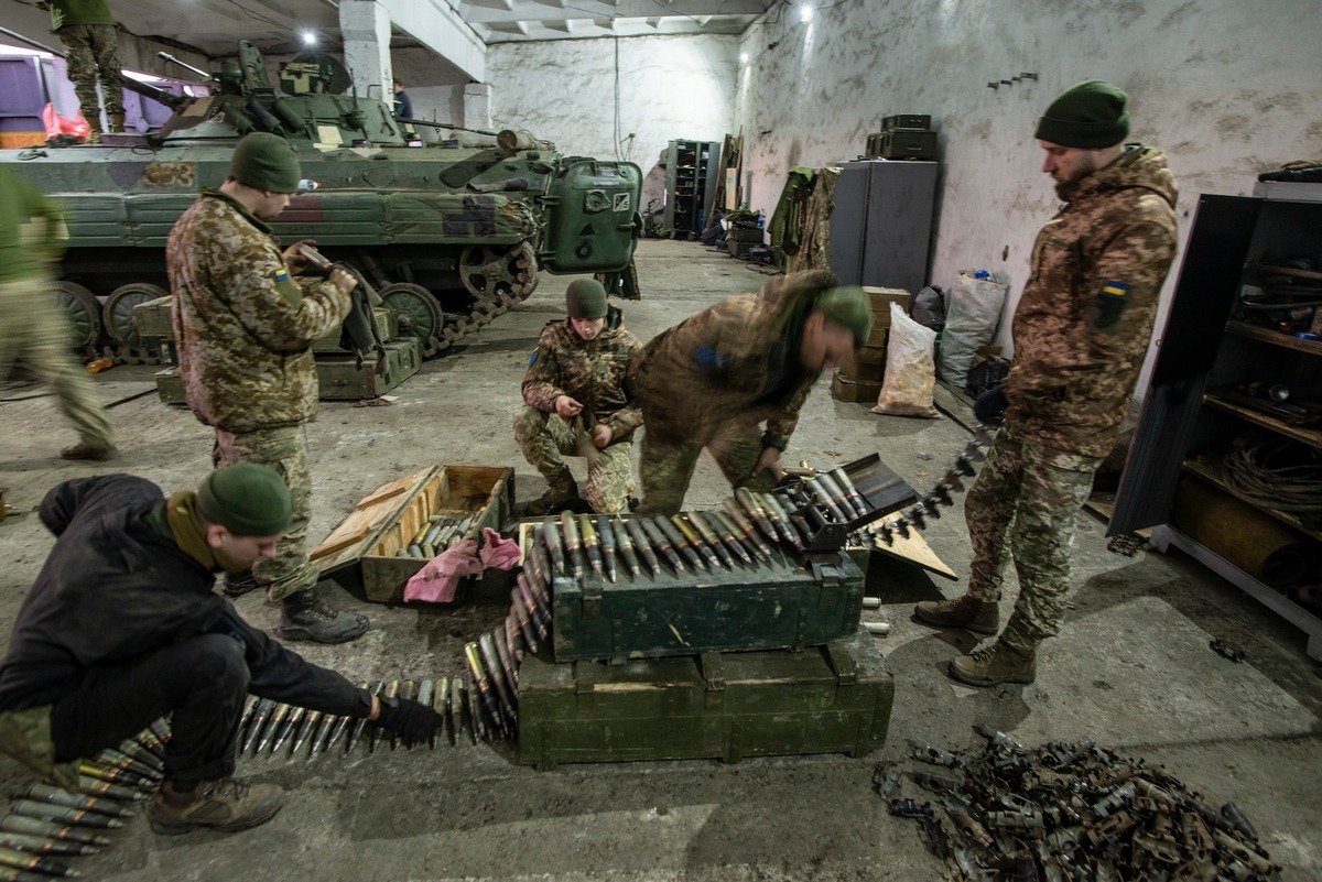Піхотинці готуються до повномасштабного вторгнення - заряджають боєкомплект БМП