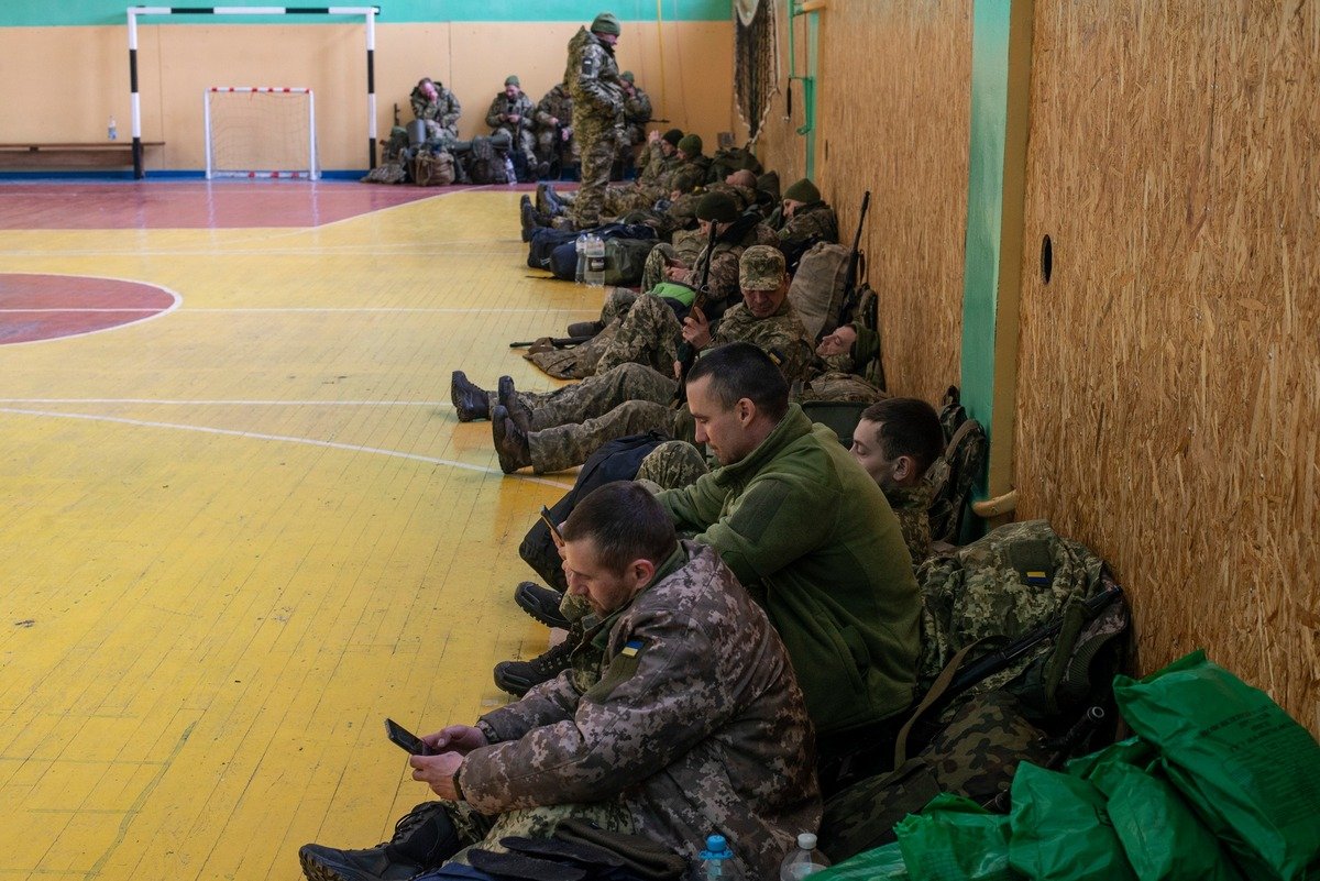 Мобілізовані бійці очікують розподілення по підрозділам у спортивній залі у Котельві на Полтавщині