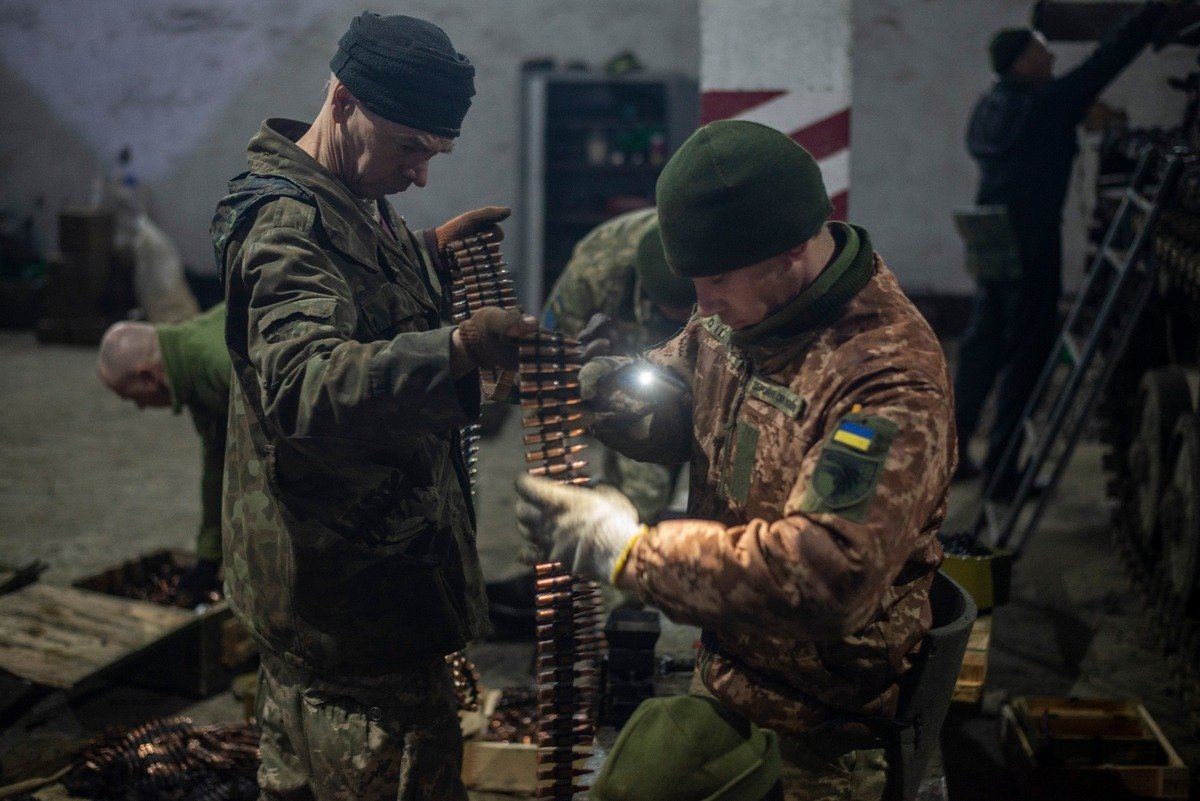 Піхотинці заряджають кулеметні стрічки по бойовій тривозі напередодні повномасштабного вторгнення