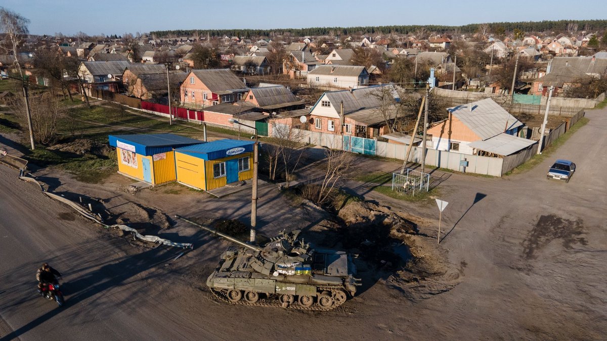 Російський танк, кинутий у звільненому Тростянці на Сумщині
