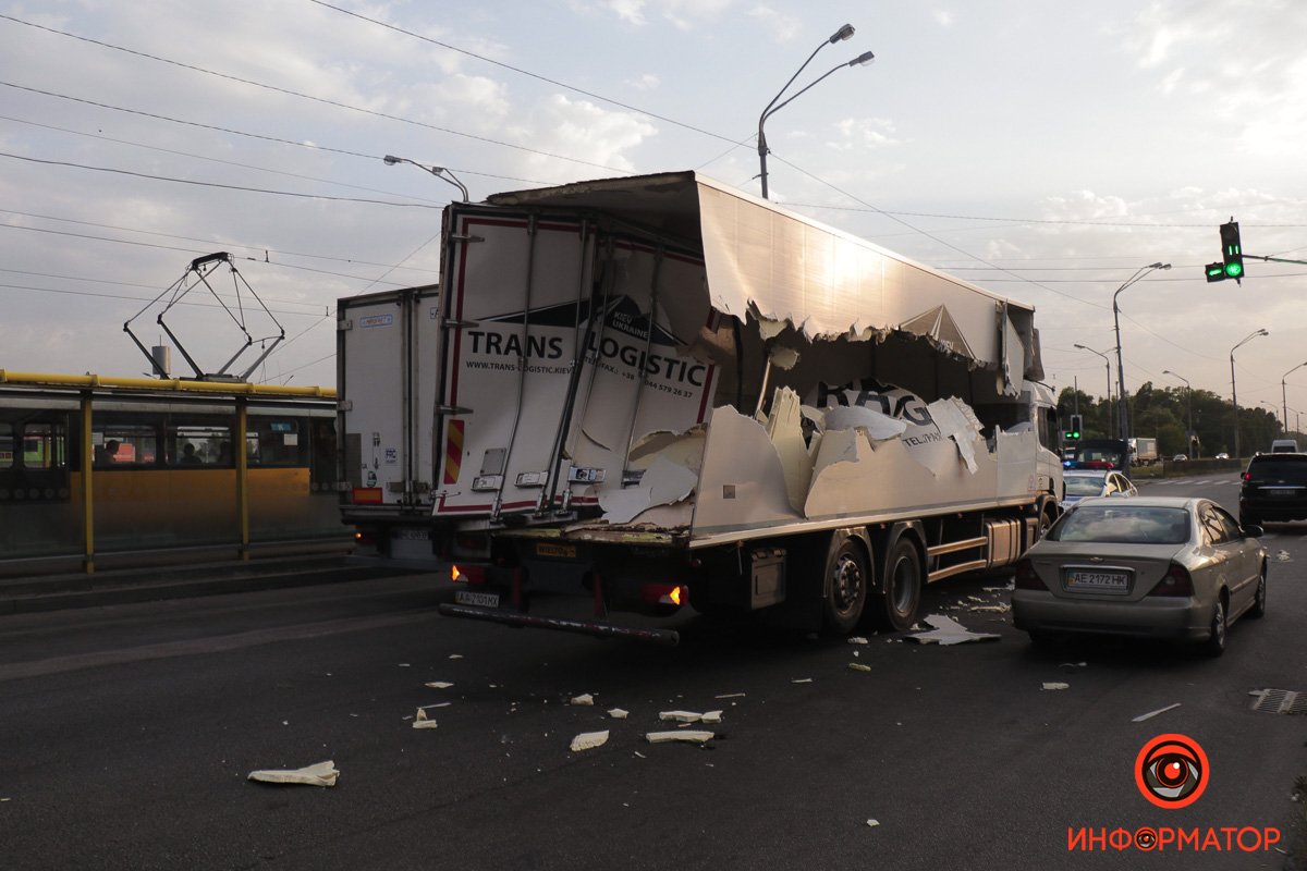 За попередньою інформацією від поліцейських, фура SCANIA стояла у середній смузі у сторону заїзду на Кайдацький міст на світлофорі За попередньою інформацією від поліцейських, фура SCANIA стояла у середній смузі у сторону заїзду на Кайдацький міст на світлофорі