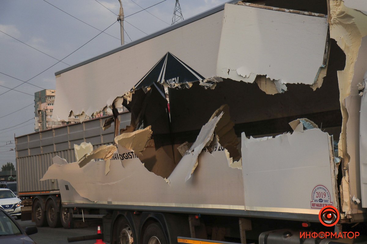 На дорозі розкидані уламки від фури, утворився затор у сторону заїзду на міст На дорозі розкидані уламки від фури, утворився затор у сторону заїзду на міст