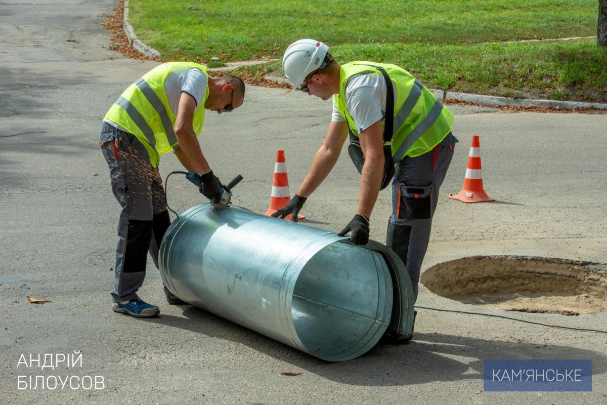У Кам’янському піднімають каналізаційні люки до рівня дороги: мер Андрій Білоусов перевірив, як проходять роботи 2
