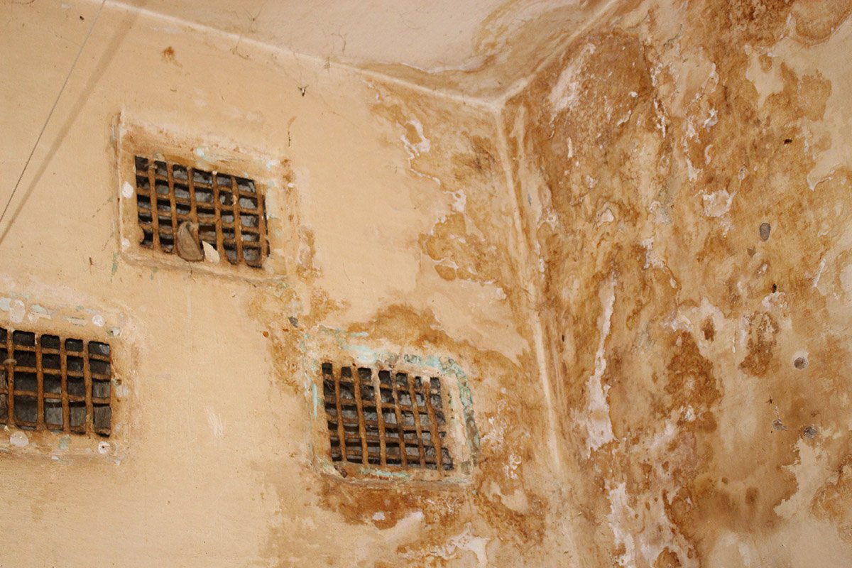 Сперте повітря, сморід, бруд, оголена проводка та відсутня вода Сперте повітря, сморід, бруд, оголена проводка та відсутня вода