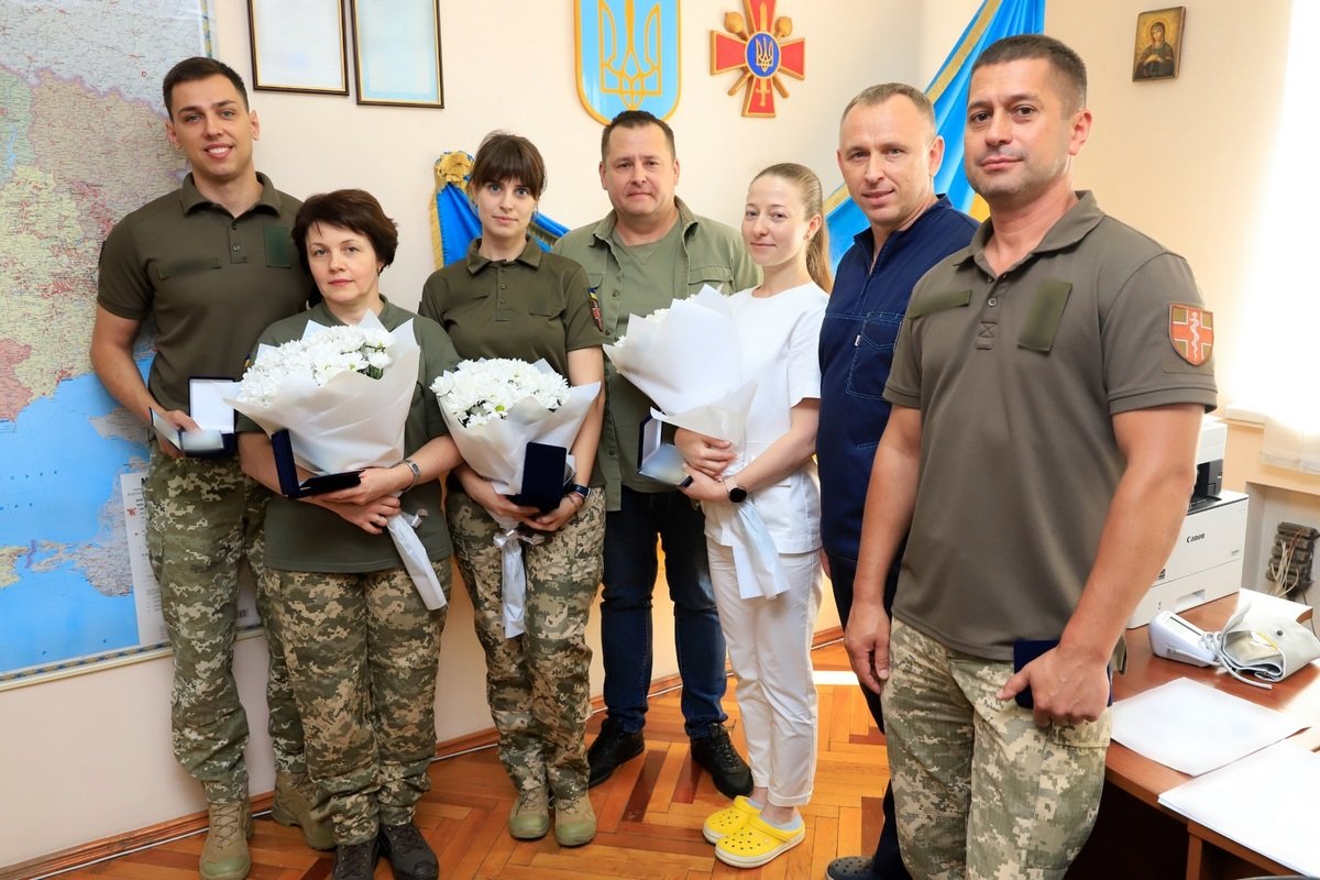 У День Державного прапора та напередодні Дня Незалежності п’ятьом медичним службовцям центру, який входить до складу ЗСУ, вручили медалі «Захиснику Вітчизни»