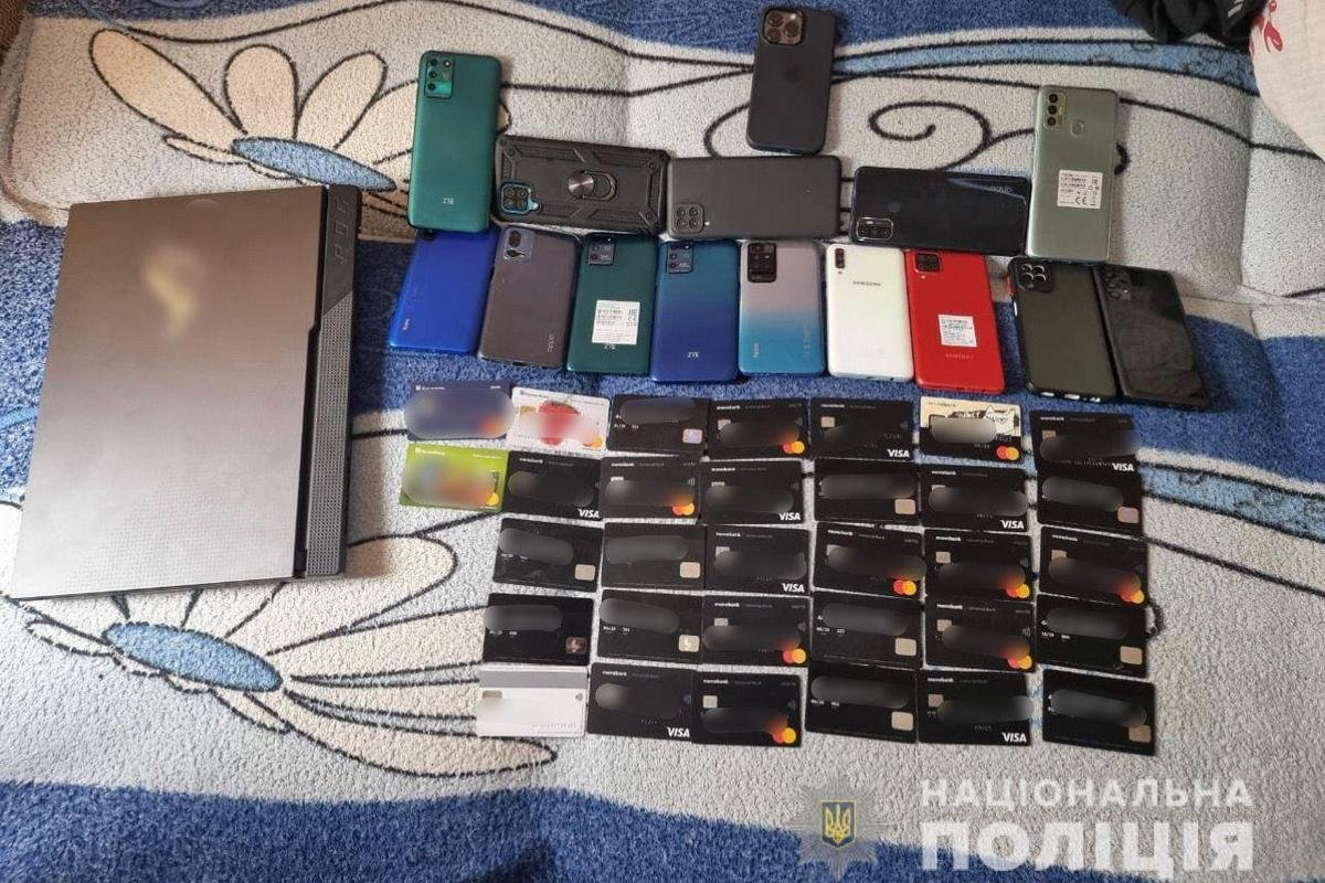  Вилучено понад 100 мобільних телефонів, 53 ноутбуки та інші комп'ютерну техніку, банківські картки, "чорнові" записи, близько 1,5 мільйона гривень готівкою та п'ять автівок