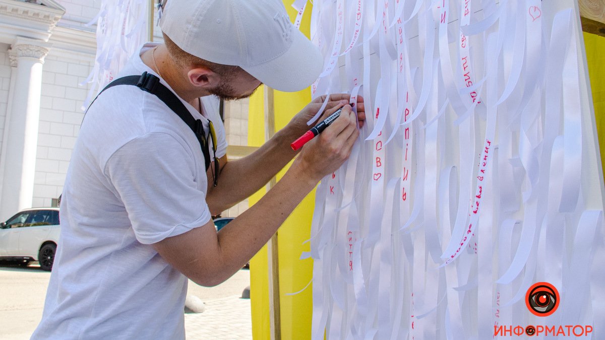 В Днепре проходит акция-инсталляция ко Дню Независимости Украины