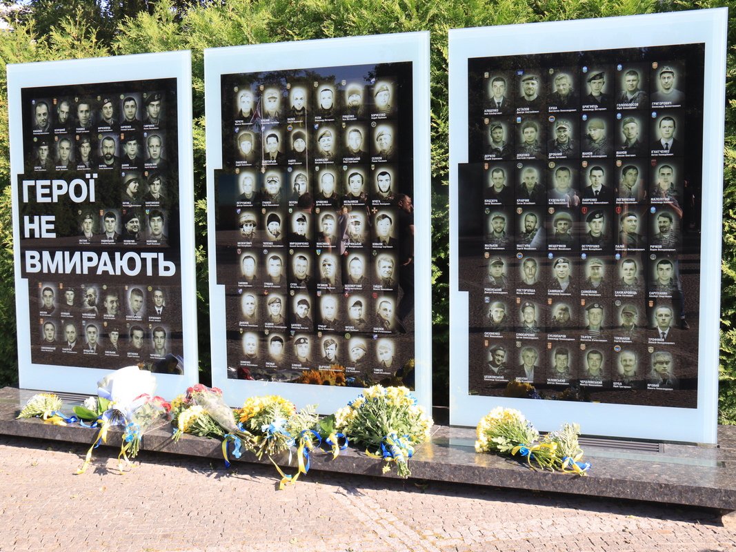 Местом проведения символически выбрали Аллею памяти.