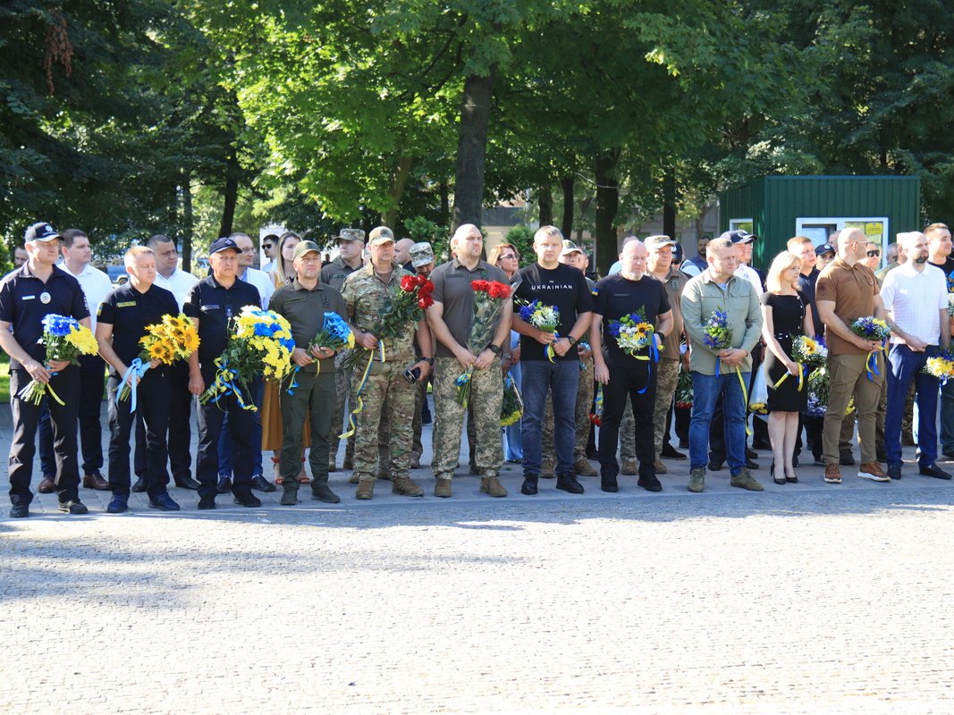 К стеле, где увековечены имена и лица украинских защитников, возлагали цветы руководители города и области, священнослужители, правоохранители, военные и спасатели